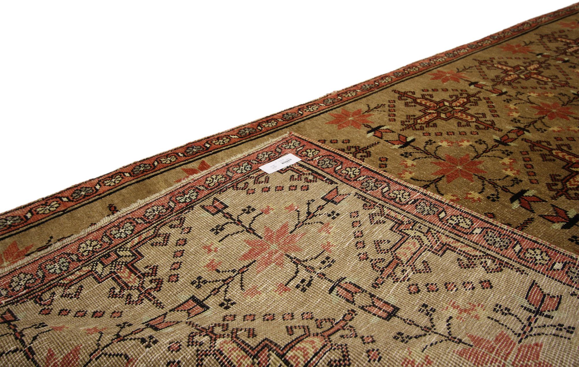 1910's Turkish Oushak Carpet with Traditional Style In Good Condition For Sale In Dallas, TX