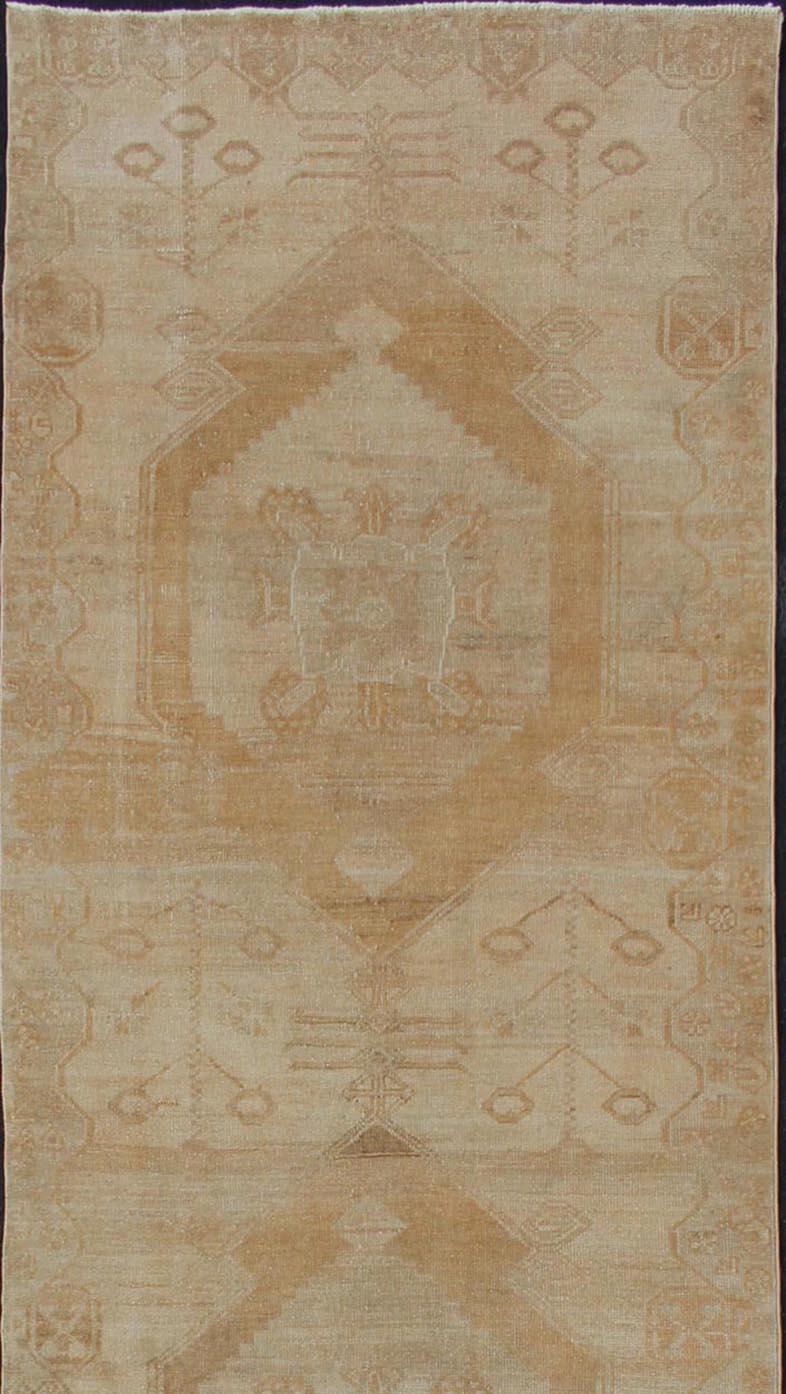Vintage Oushak Runner from Turkey with Medallion Design in subdued color tones, Keivan Woven Arts / rug TU-ALK-3558, country of origin / type: Turkey / Oushak, circa 1940

This beautiful vintage Oushak runner from 1940s Turkey features a Classic