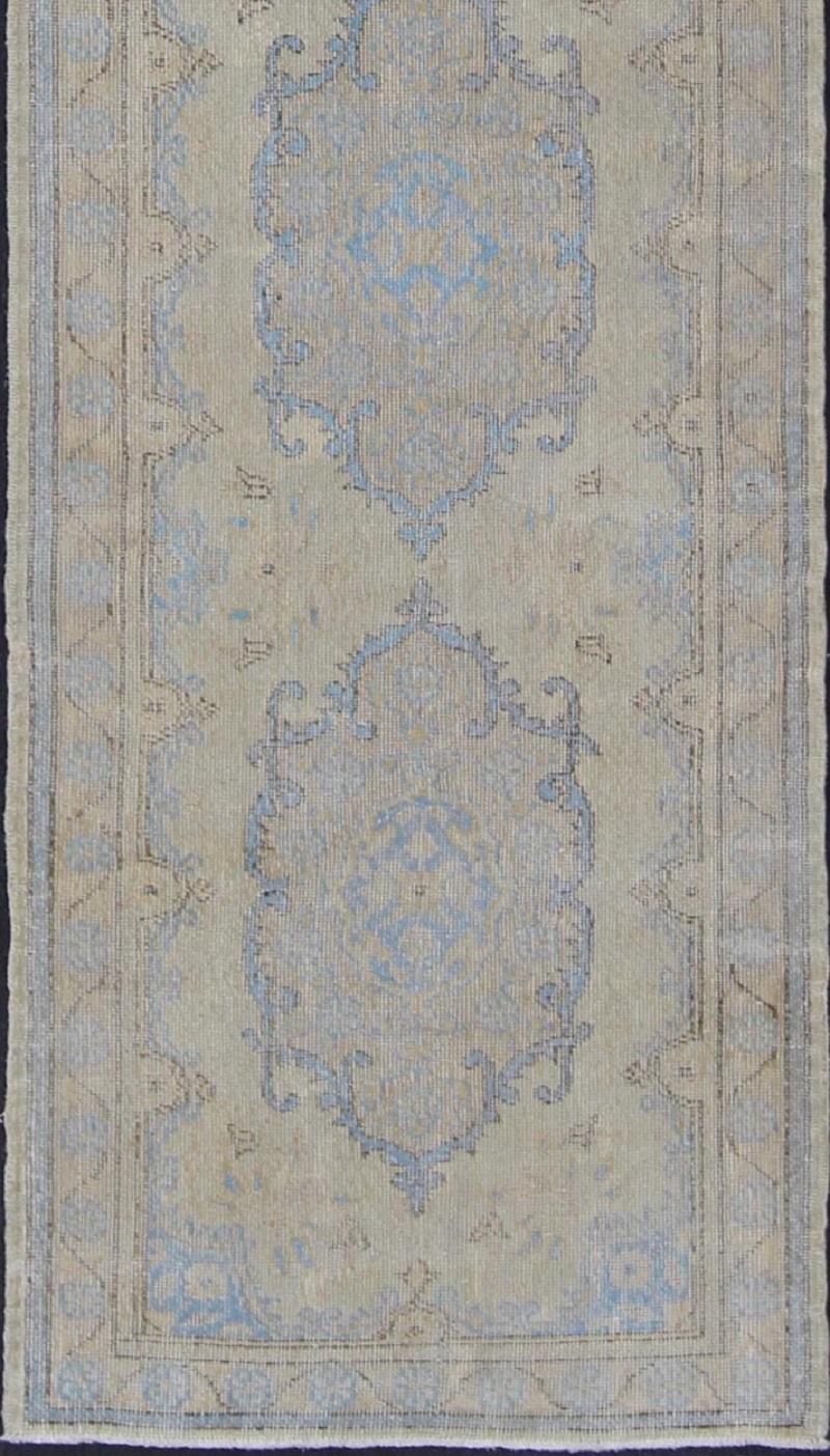Vintage Oushak Teppich mit Multi-Medaillon-Muster, Teppich de-176361, Herkunftsland / Typ: Türkei / Oushak, um 1950

Dieser alte Oushak-Teppich aus der Mitte des 20. Jahrhunderts in der Türkei zeichnet sich durch ein Multi-Medaillon-Muster im