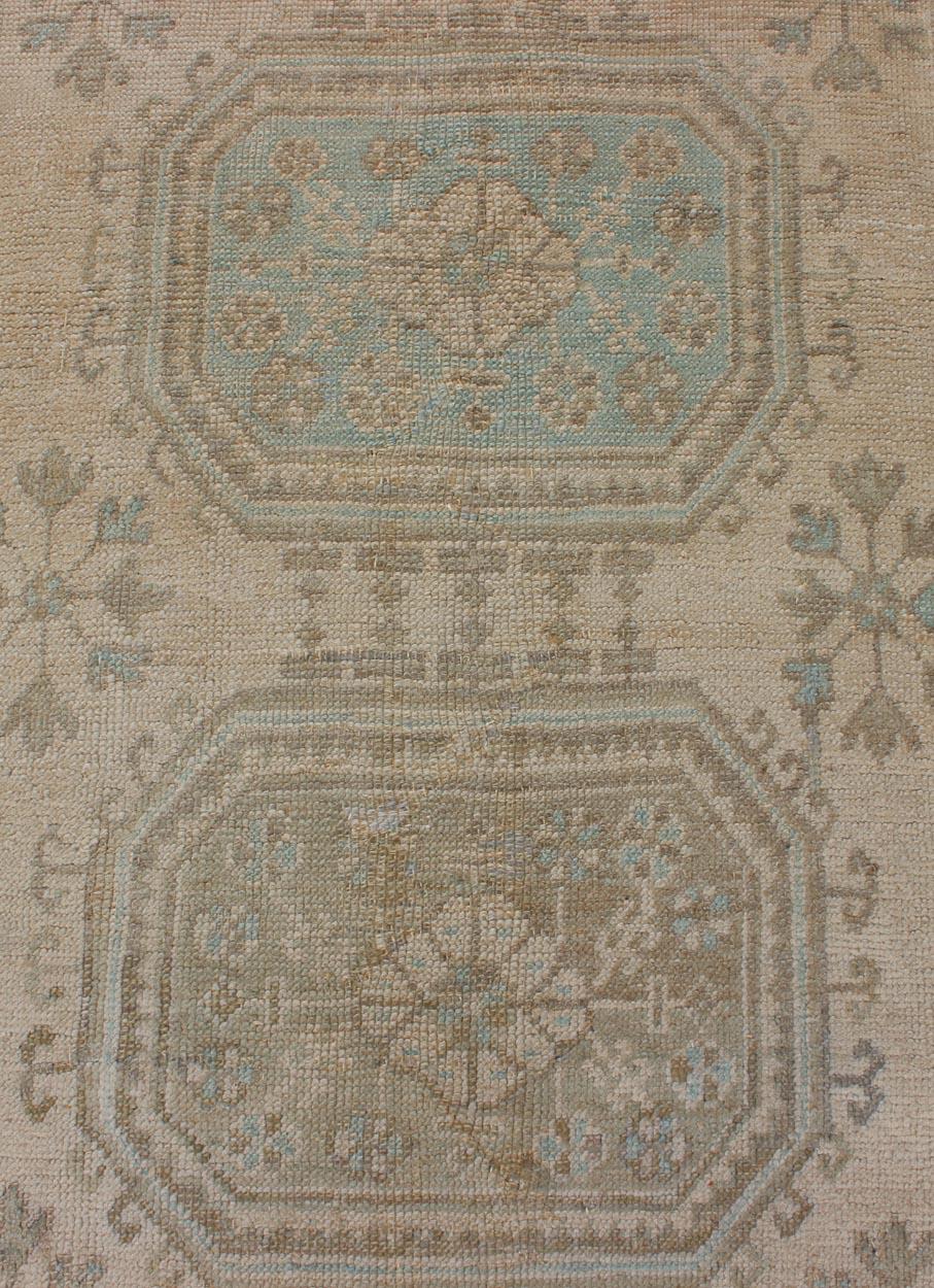 Misure: 3'2 x 11'9 
Runner turco d'epoca in Oushak con tonalità acqua pallida e taupe sbiadite  3'2 x 11'9.
Keivan Woven Arts / Tappeto /EN-176557, tipo / paese d'origine: Turchia / Oushak, circa 1940.

Questo runner vintage in Oushak turco presenta