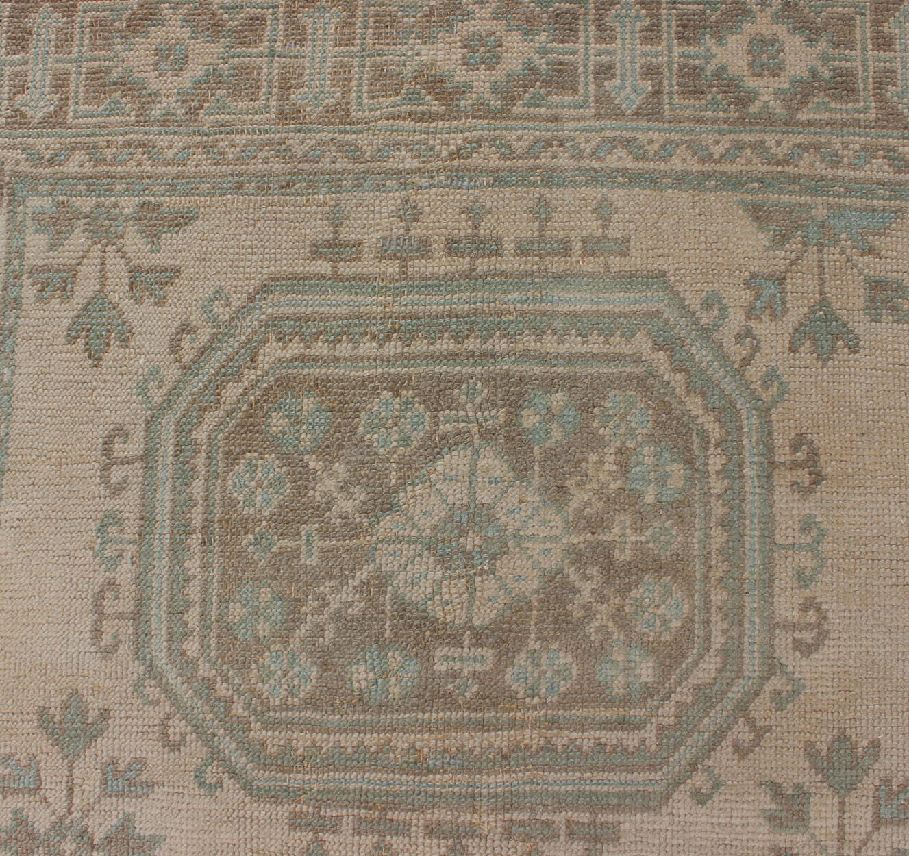 Persiano Runner turco d'epoca in Oushak con tonalità acqua pallida e taupe sbiadite  3'2 x 11'9 in vendita
