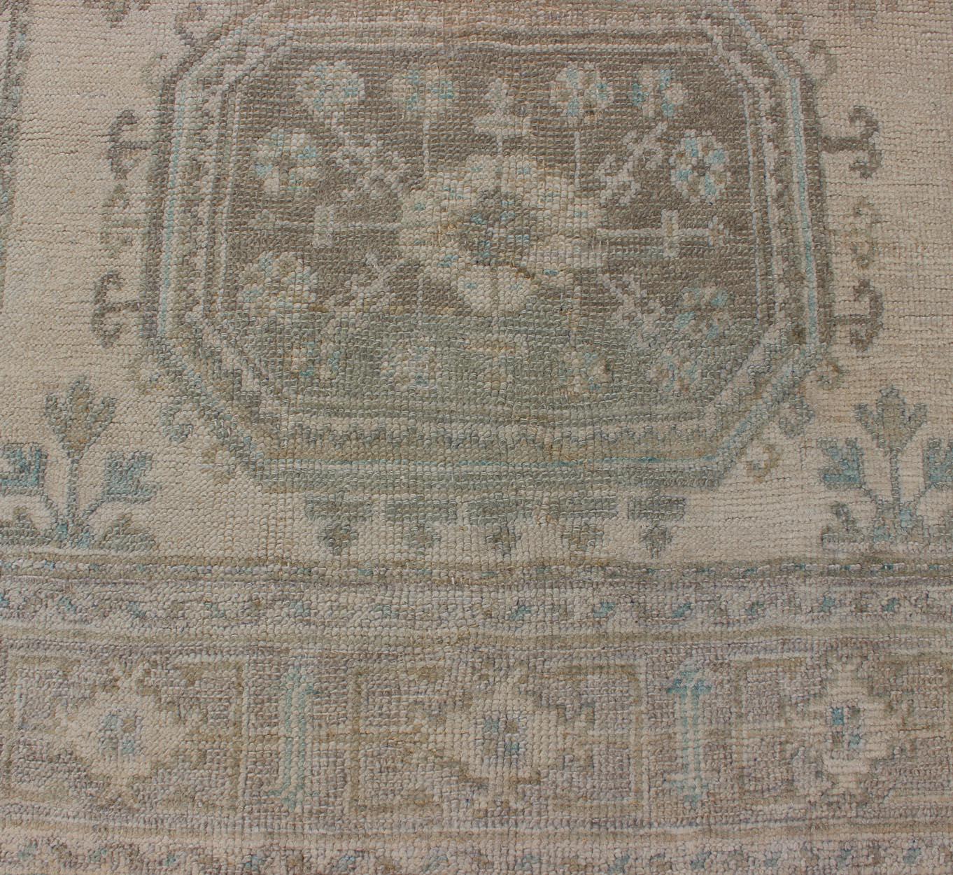 Annodato a mano Runner turco d'epoca in Oushak con tonalità acqua pallida e taupe sbiadite  3'2 x 11'9 in vendita