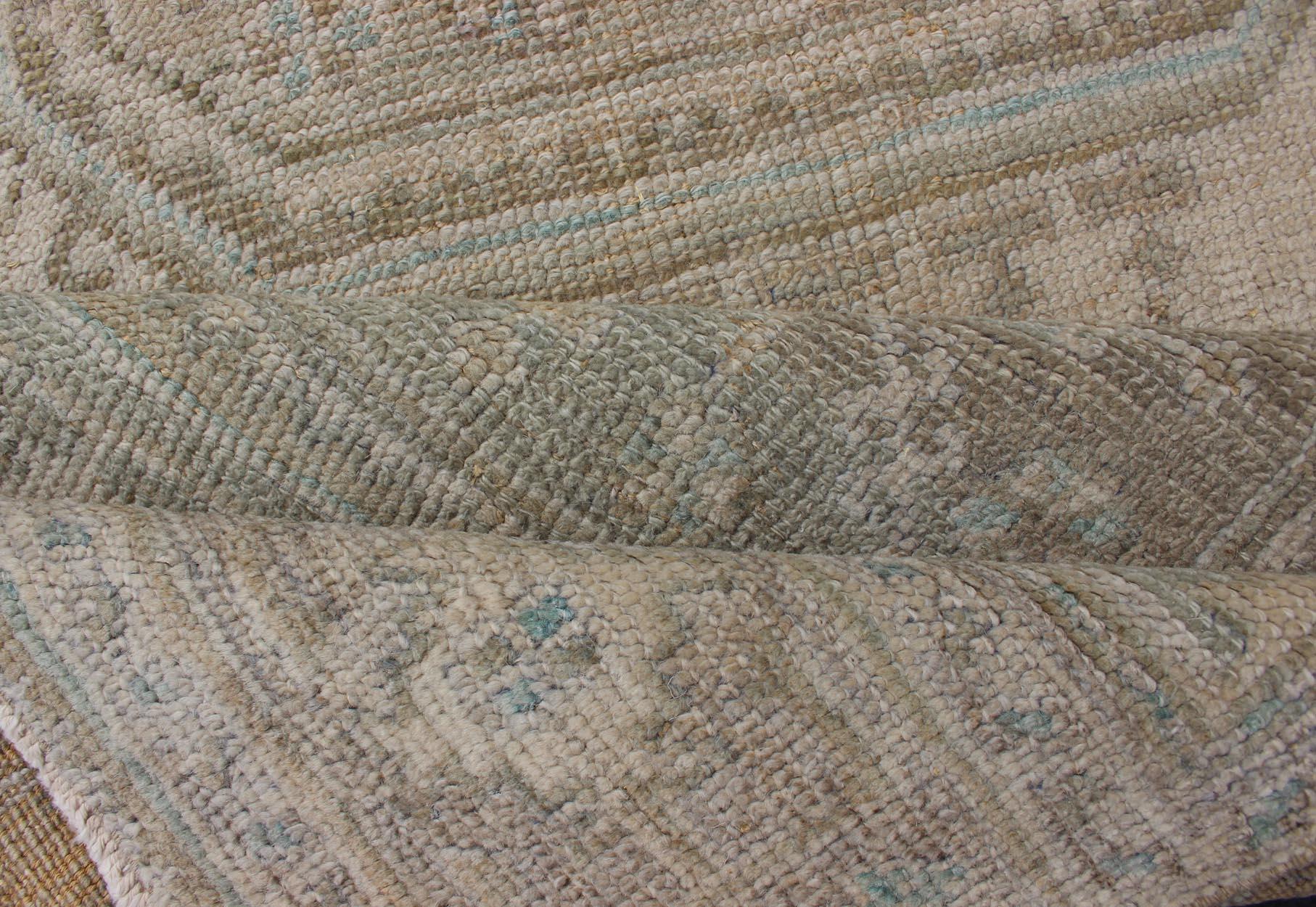 Runner turco d'epoca in Oushak con tonalità acqua pallida e taupe sbiadite  3'2 x 11'9 In condizioni buone in vendita a Atlanta, GA