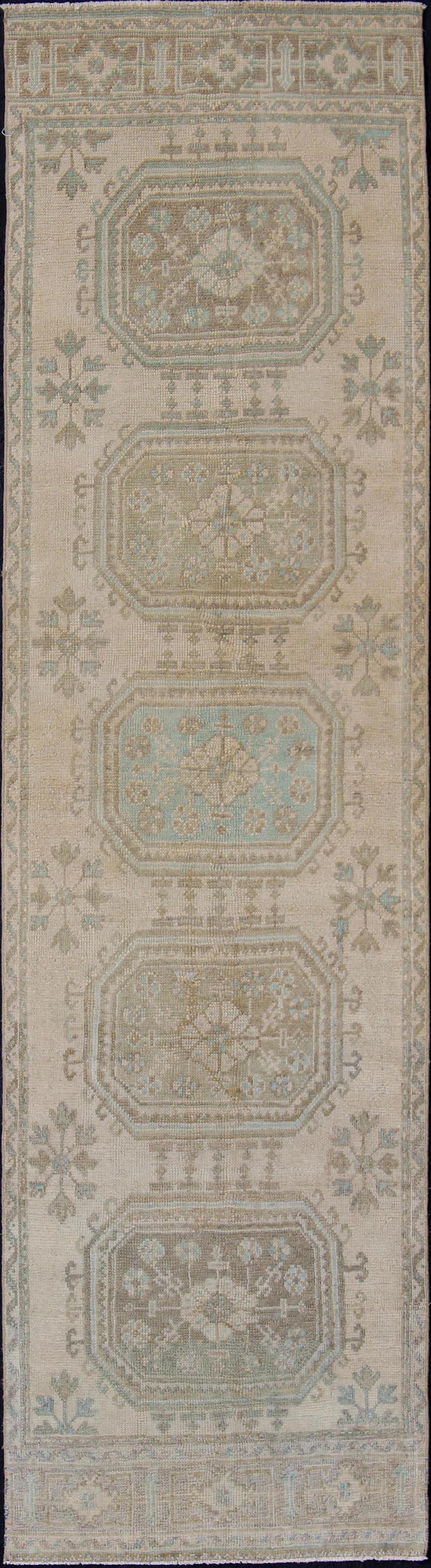 Chemin de table turc vintage en oushak avec aqua pâle, taupe délavé  3'2 x 11'9