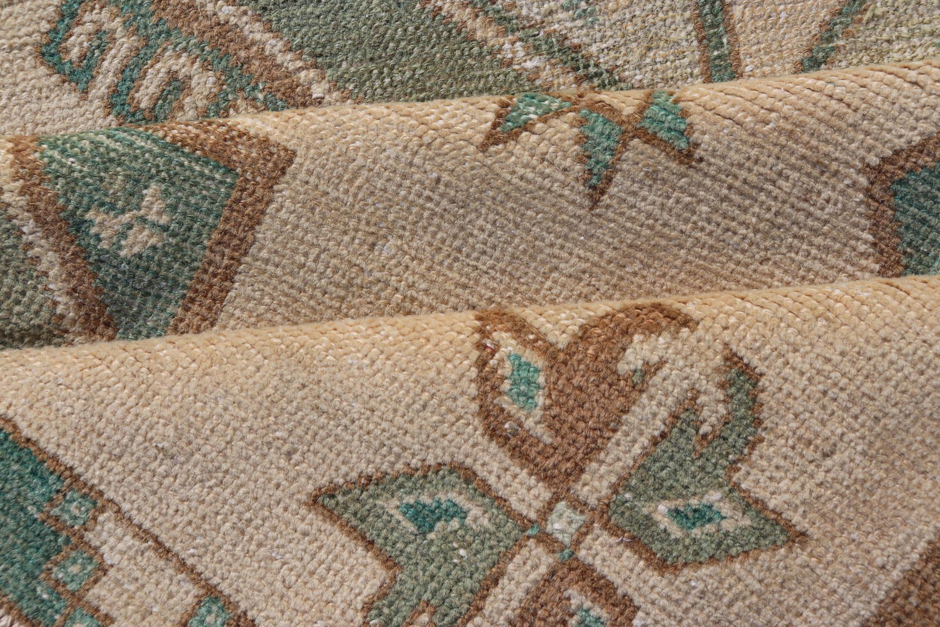 Runner turco d'epoca in Oushak con disegno geometrico ripetuto nei colori Tan e Greene & Greene in vendita 3