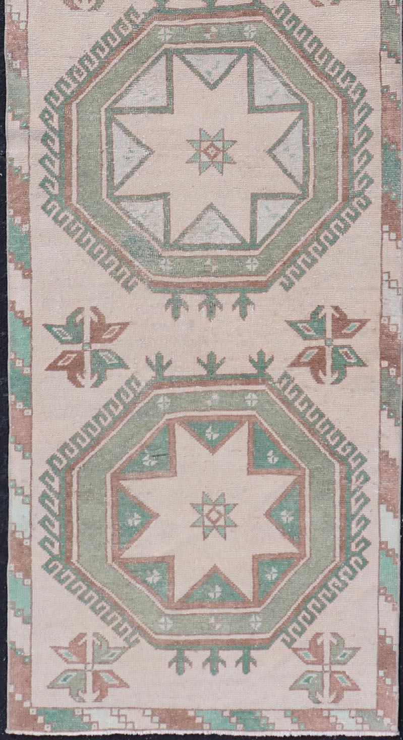 XX secolo Runner turco d'epoca in Oushak con disegno geometrico ripetuto nei colori Tan e Greene & Greene in vendita