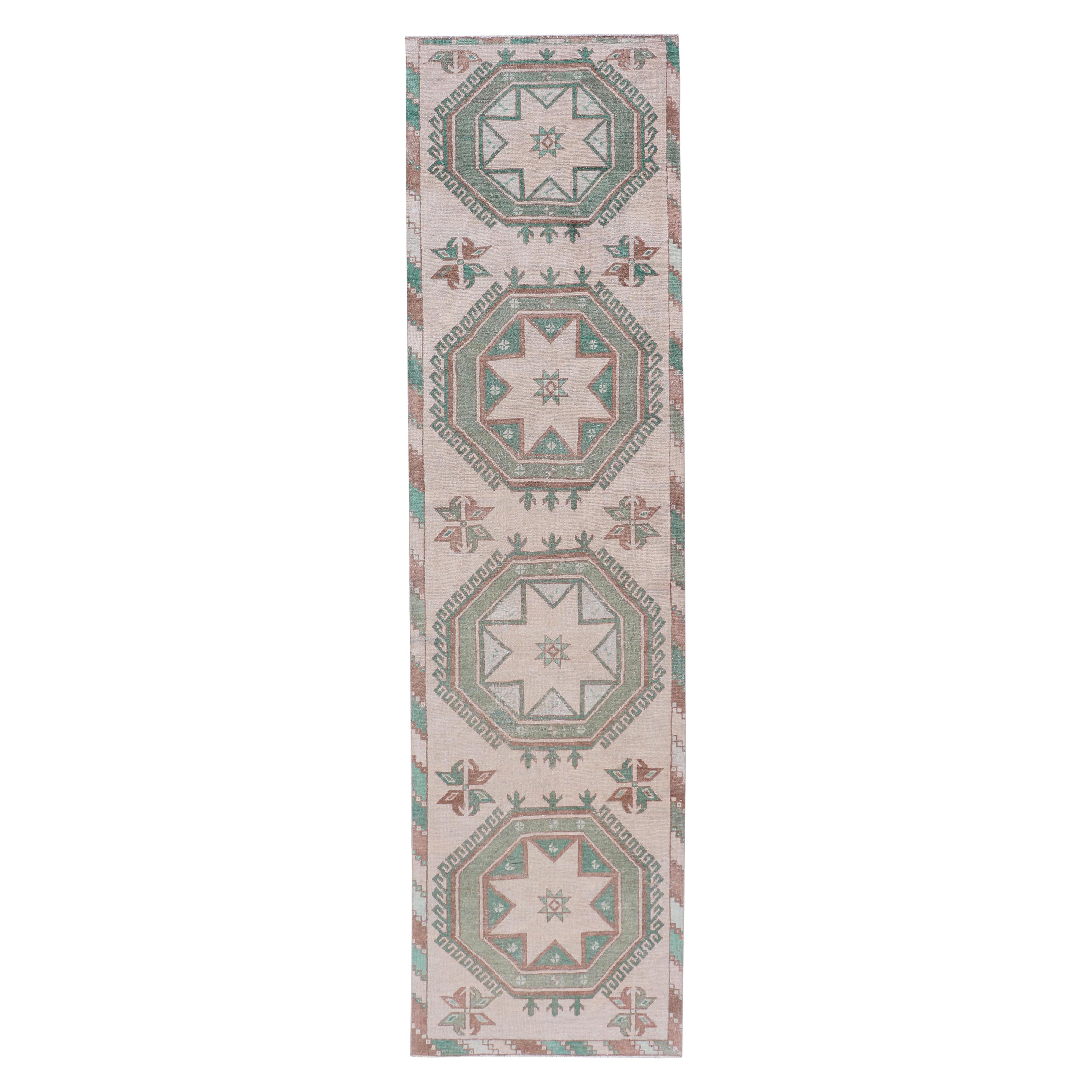 Runner turco d'epoca in Oushak con disegno geometrico ripetuto nei colori Tan e Greene & Greene in vendita