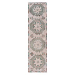 Türkischer Oushak-Läufer im Vintage-Stil mit wiederkehrendem geometrischem Design in Hellbraun und Grün