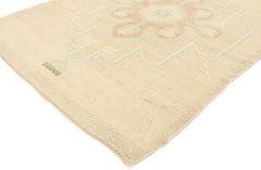 Tapis turc Oushak des années 1930 avec un style romantique de maison de campagne française