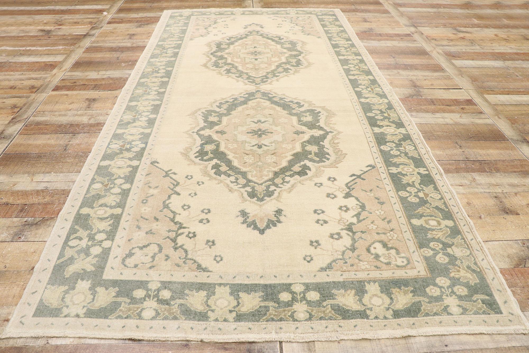 Türkischer Oushak-Läufer im romantischen schwedischen Rokoko-Stil, Vintage im Angebot 1