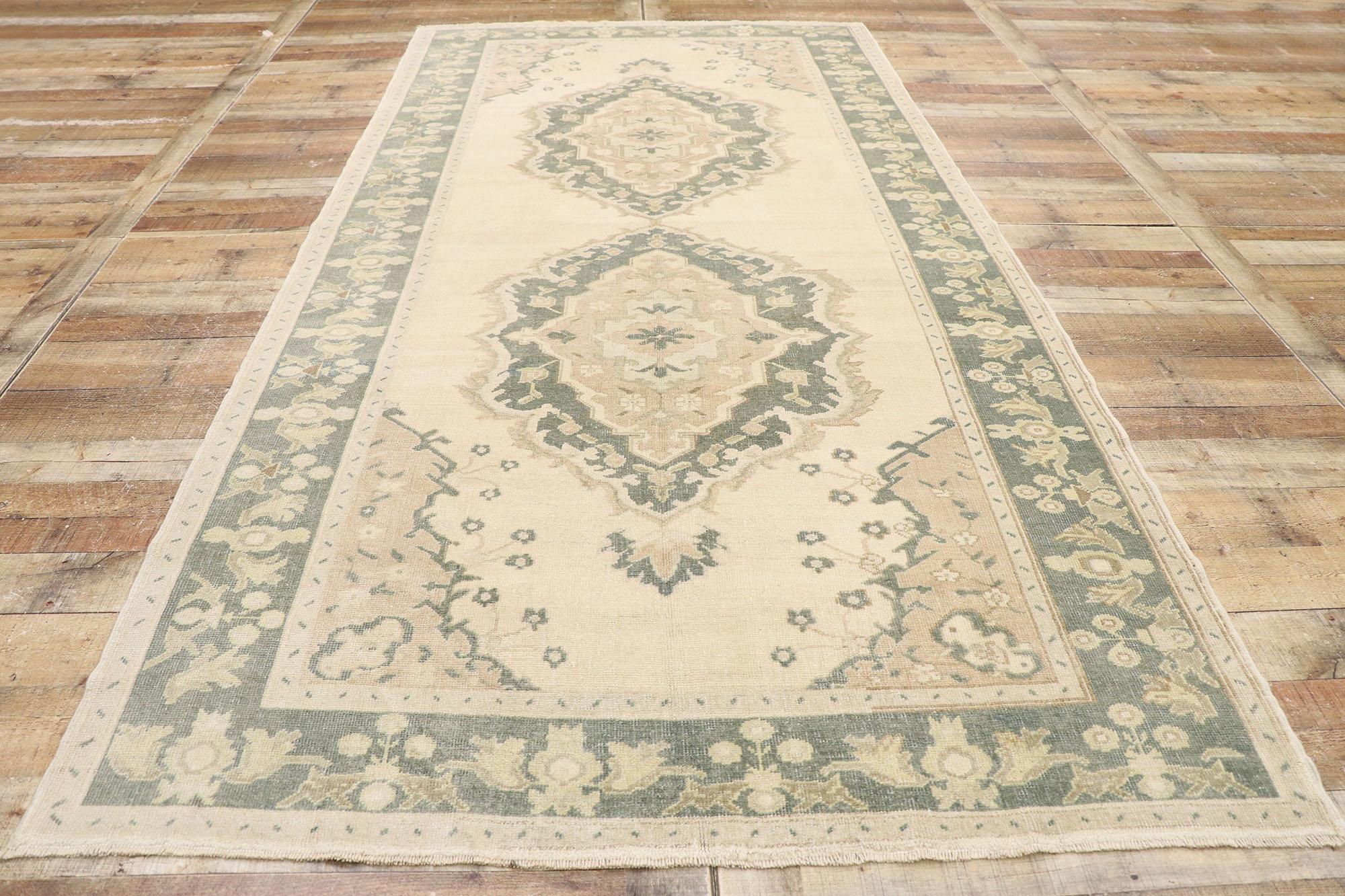 Laine Tapis de couloir vintage turc Oushak avec style romantique rococo suédois en vente