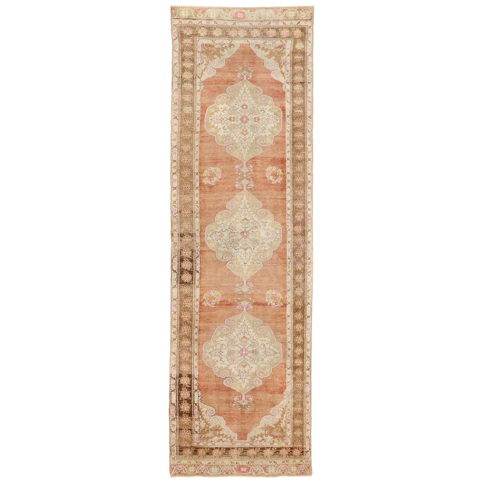 Vintage Turkish Oushak Runner avec Rustic Belgian Style en vente