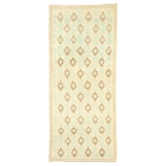 Tapis de couloir vintage turc Oushak avec rustique style château provincial français