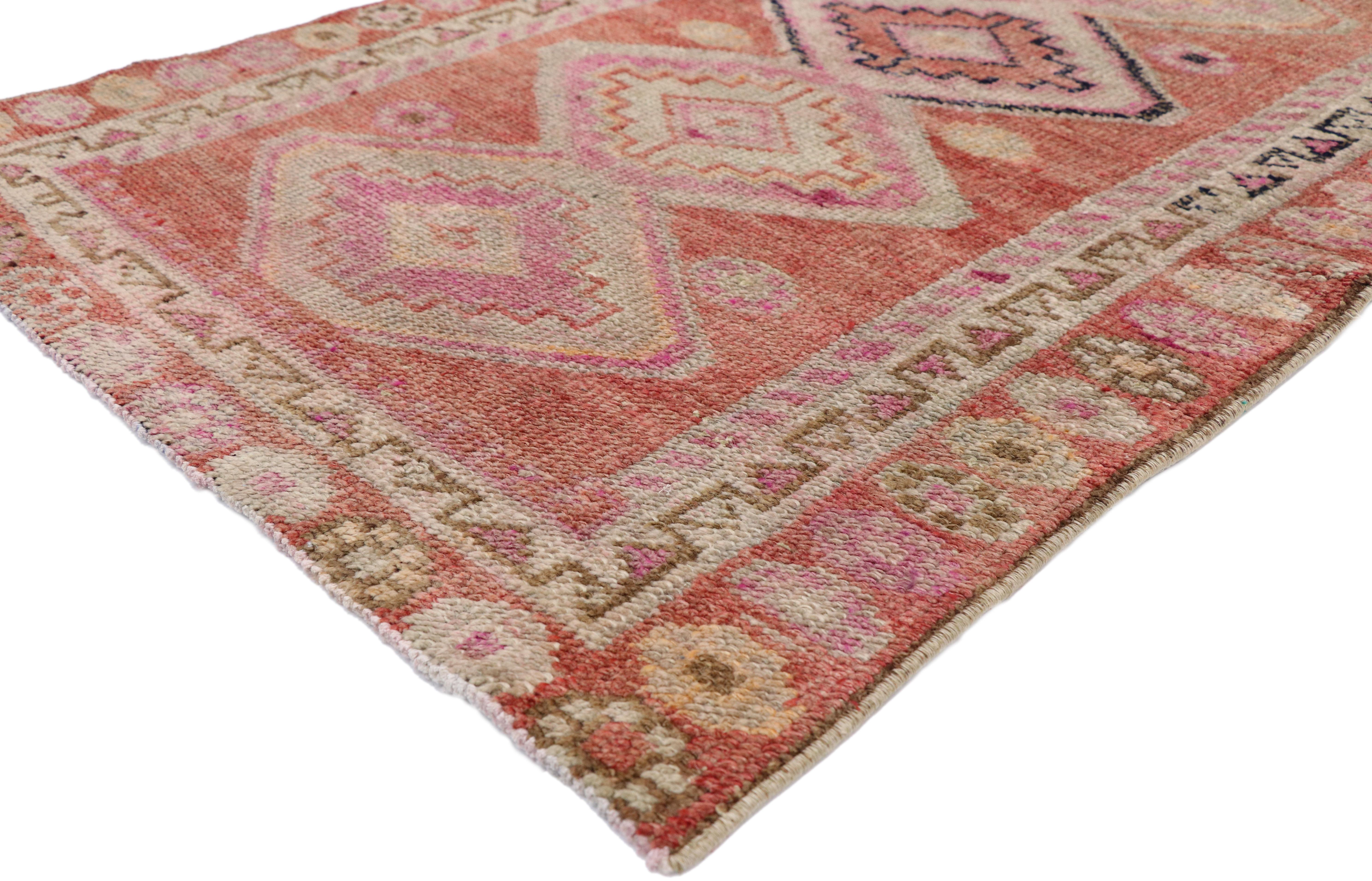 52665 Tapis Vintage Turc Oushak Runner, 03'00 x 12'00. Les tapis turcs Oushak sont des tapis étroits, noués à la main, originaires de la région d'Oushak en Turquie. Ils se caractérisent par des motifs complexes, des palettes de couleurs sereines et