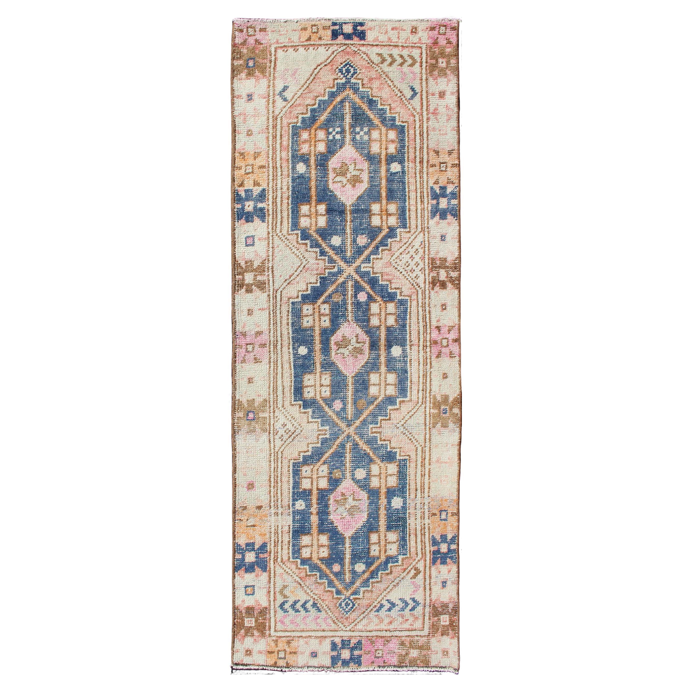 Vintage Türkisch Oushak Läufer mit weichen Indigo, Pfirsich, und Rose Farben 2'5 x 7'7