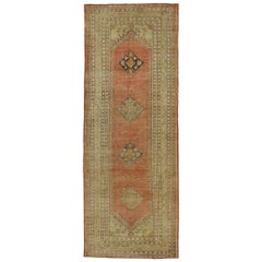 Tapis de couloir vintage turc Oushak aux couleurs douces et sourdes avec style rustique Mission