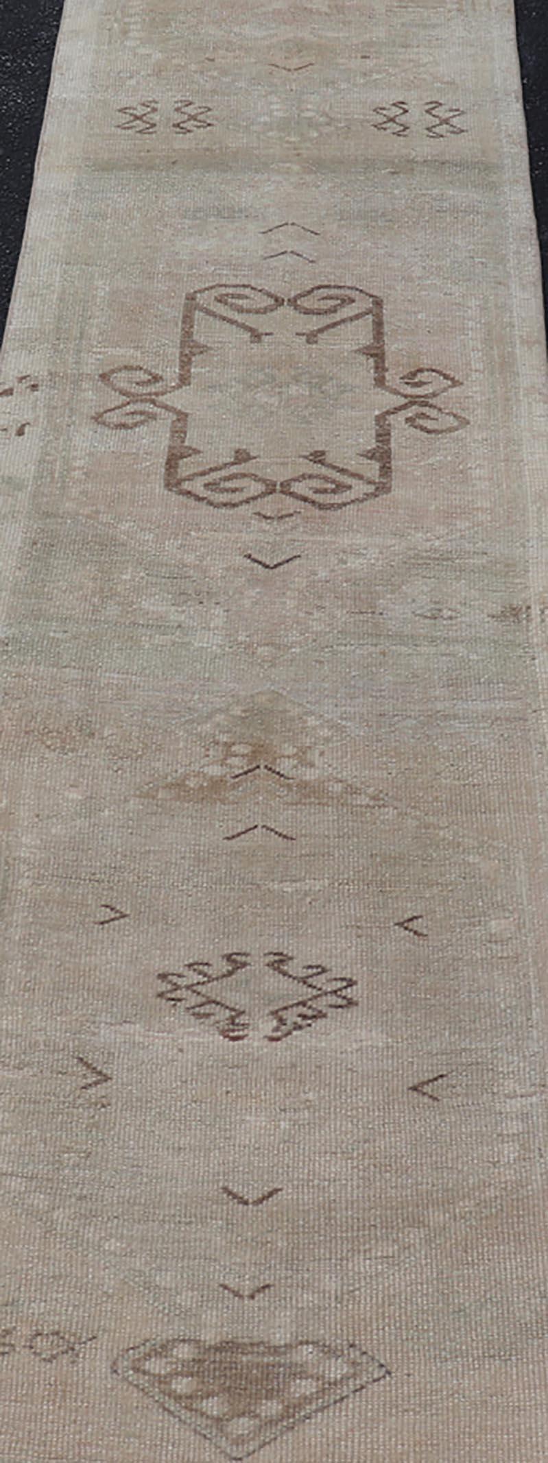 Alfombra Turca Oushak Vintage Con Medallones Geométricos Estilizados  2'1