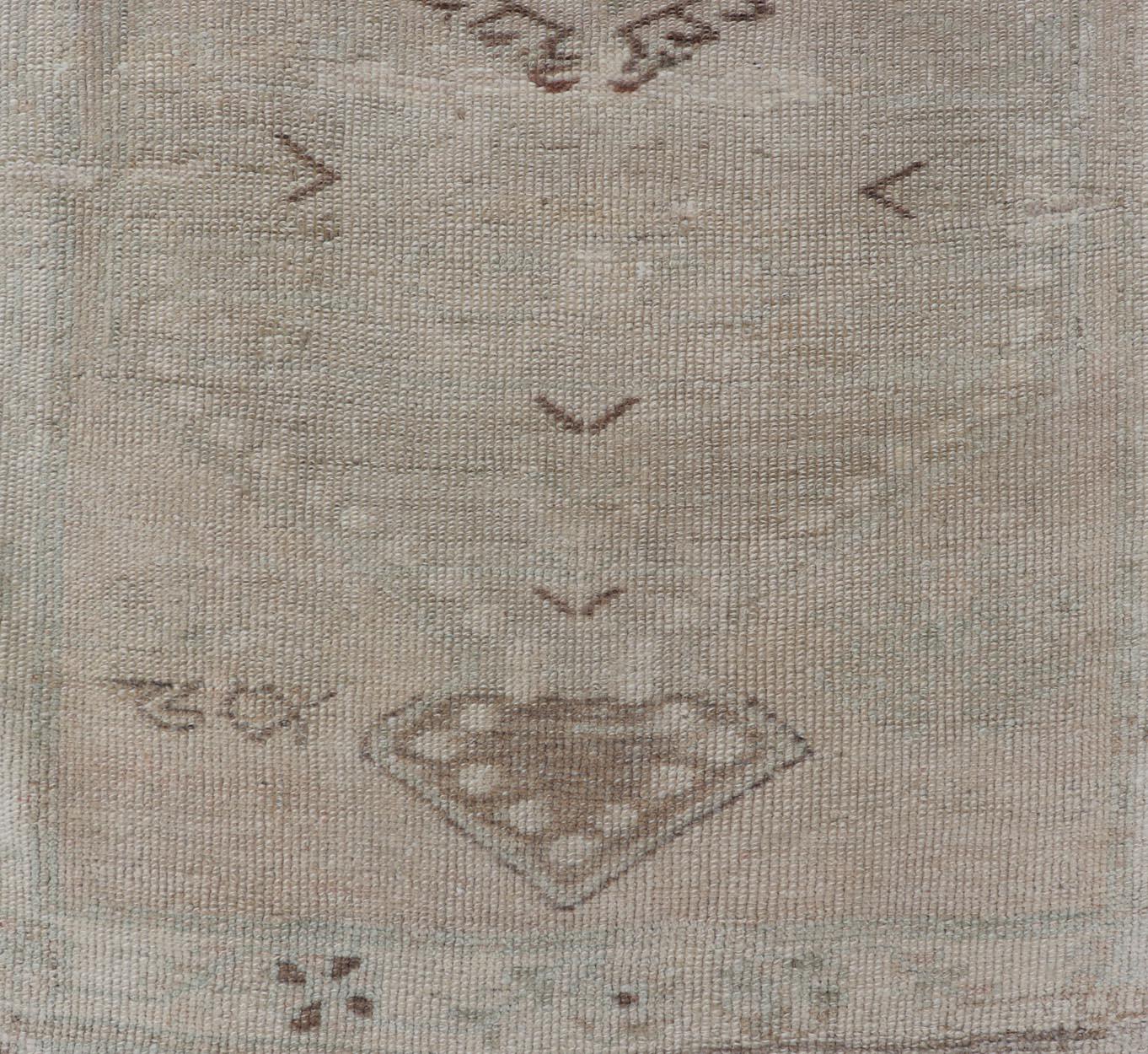 Medidas: 2'1 x 12'8 
Alfombra Turca Oushak Vintage Con Medallones Geométricos Estilizados  2'1