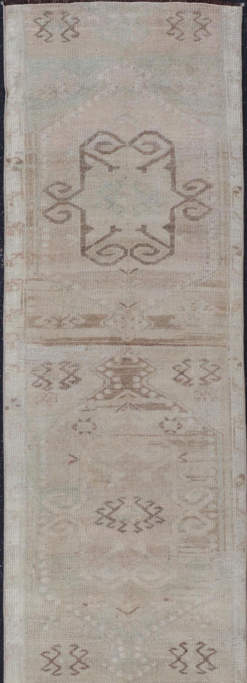 Alfombra Turca Oushak Vintage Con Medallones Geométricos Estilizados  2'1