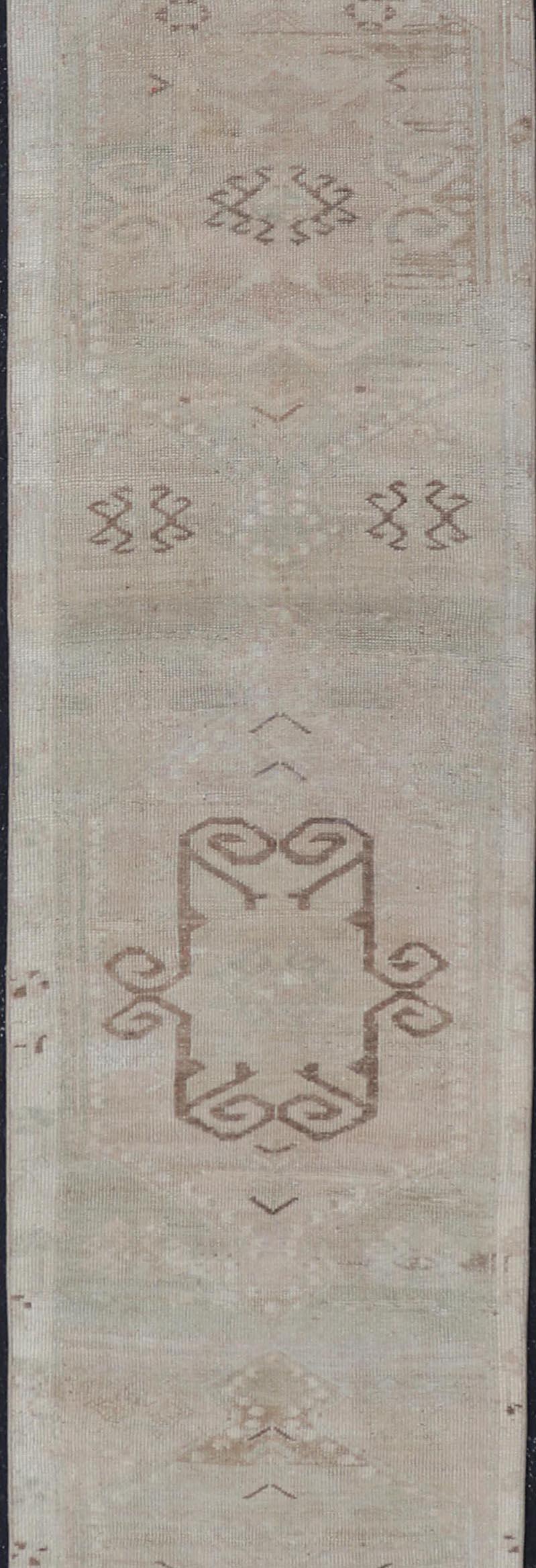 Alfombra Turca Oushak Vintage Con Medallones Geométricos Estilizados  2'1