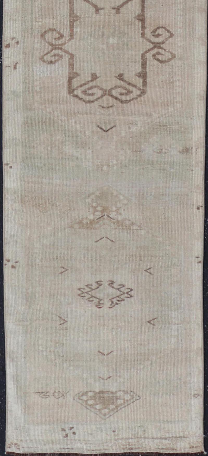 Alfombra Turca Oushak Vintage Con Medallones Geométricos Estilizados  2'1
