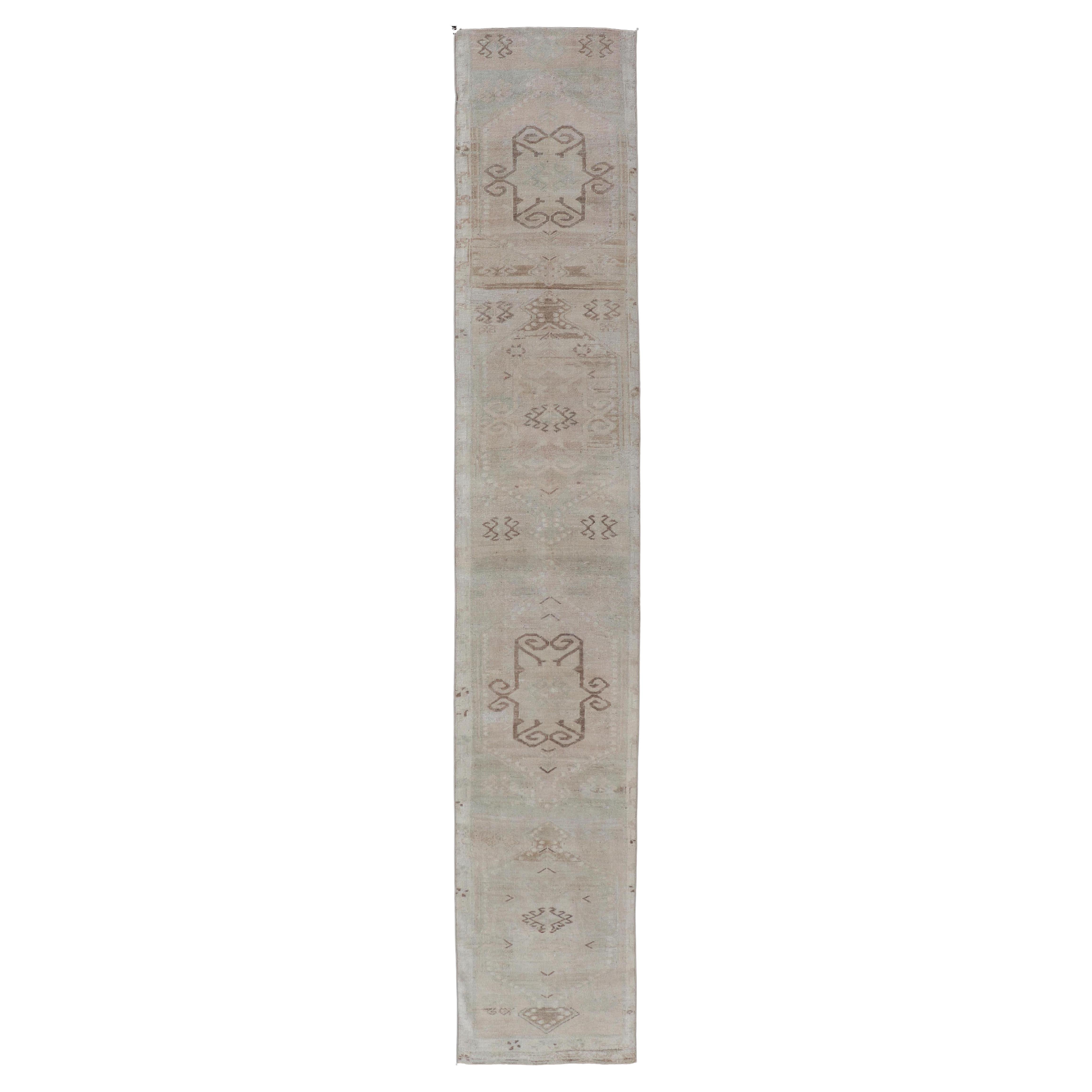 Alfombra Turca Oushak Vintage Con Medallones Geométricos Estilizados  2'1" X12'8"