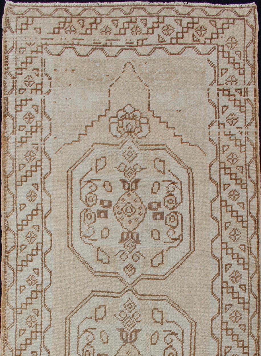 Vintage Turkish Oushak Runner with Stylized Three Medallion Design In Good Condition For Sale In Atlanta, GA