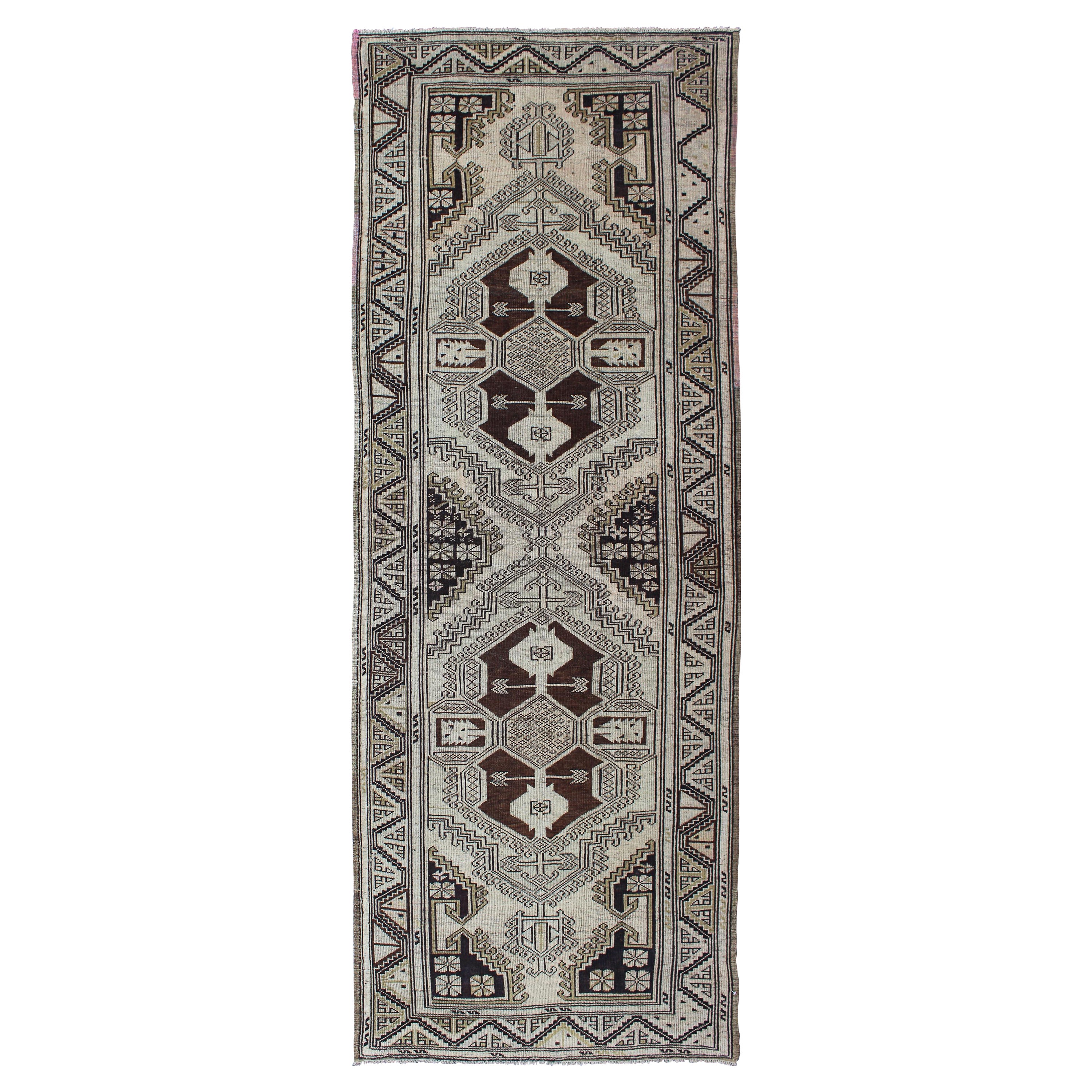 Türkischer Oushak-Läufer im Vintage-Stil mit stilisiertem, zwei großen Medaillon-Design