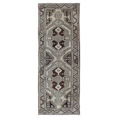 Türkischer Oushak-Läufer im Vintage-Stil mit stilisiertem, zwei großen Medaillon-Design
