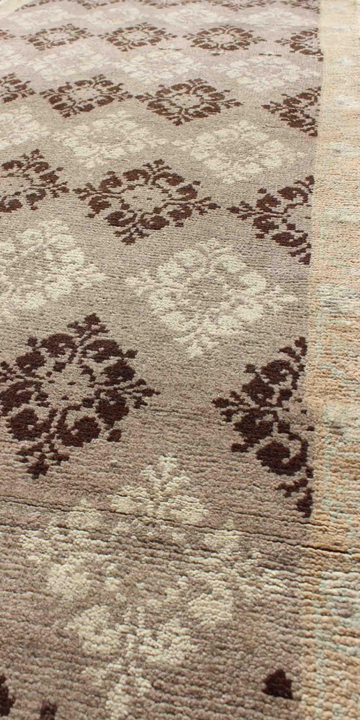 Misure: 2'8 x 7'5 
Tappeto Oushak turco vintage con sottili geometrie beige e marroni, 2'8 x 7'5. Keivan Woven Arts / Tappeto / EN-1012, paese d'origine / tipo: Turchia / Oushak, circa 1940.

Questo runner vintage in Oushak turco presenta