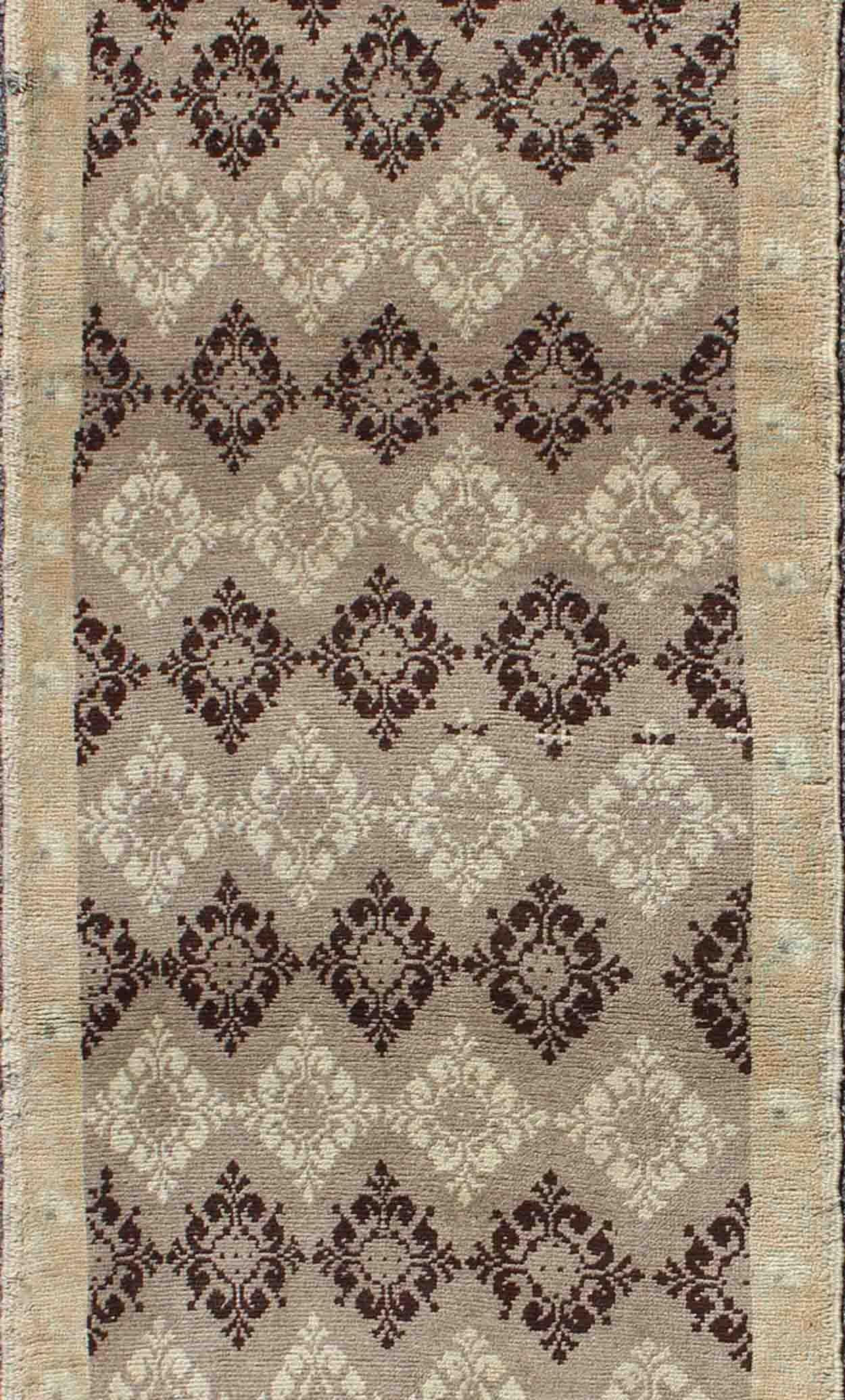 Turco Runner in Oushak turco vintage con geometria sottile beige e marrone 2'8 x 7'5 in vendita