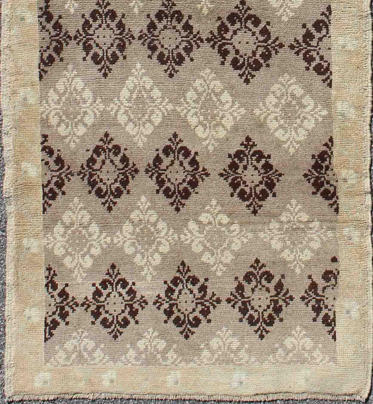 Annodato a mano Runner in Oushak turco vintage con geometria sottile beige e marrone 2'8 x 7'5 in vendita
