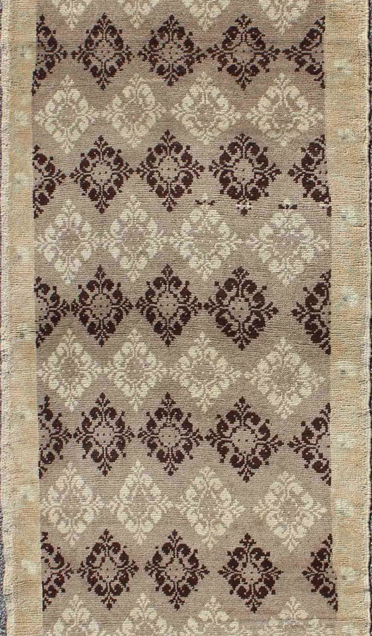 Runner in Oushak turco vintage con geometria sottile beige e marrone 2'8 x 7'5 In condizioni buone in vendita a Atlanta, GA