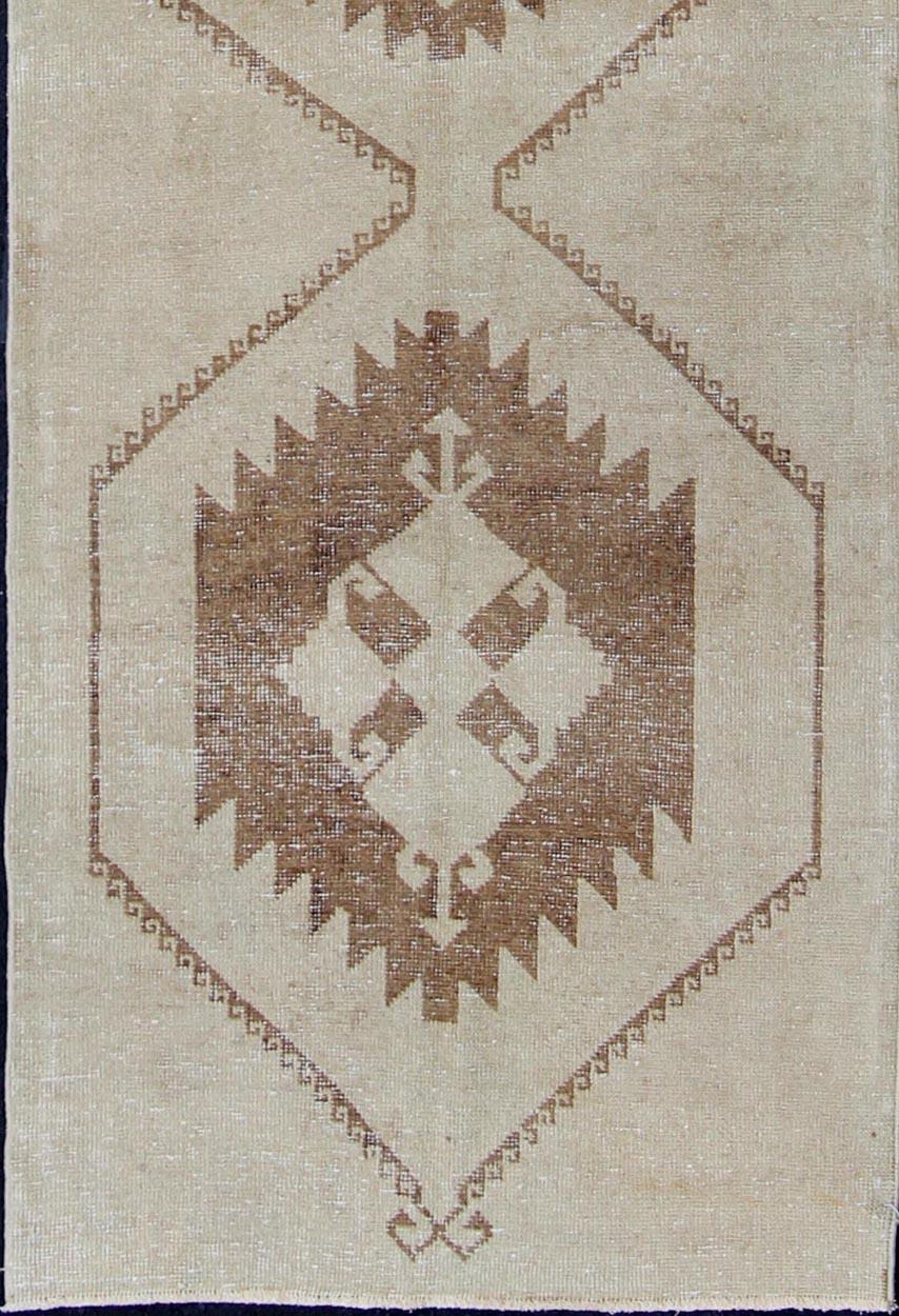 Medidas: 3'1 x 11'5 
Alfombra Turca Oushak Vintage con Tonos Topo, Arena y Nogal 3'1 x 11'5. Keivan Woven Arts / Alfombra /TU-ALK-4898, país de origen / tipo: Turquía / Oushak, hacia 1940.

Esta alfombra turca Oushak vintage presenta una serie de