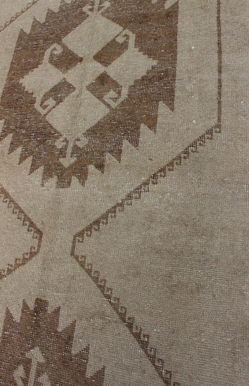 Alfombra Turca Oushak Vintage con Tonos Topo, Arena y Nogal 3'1 x 11'5 Turco en venta
