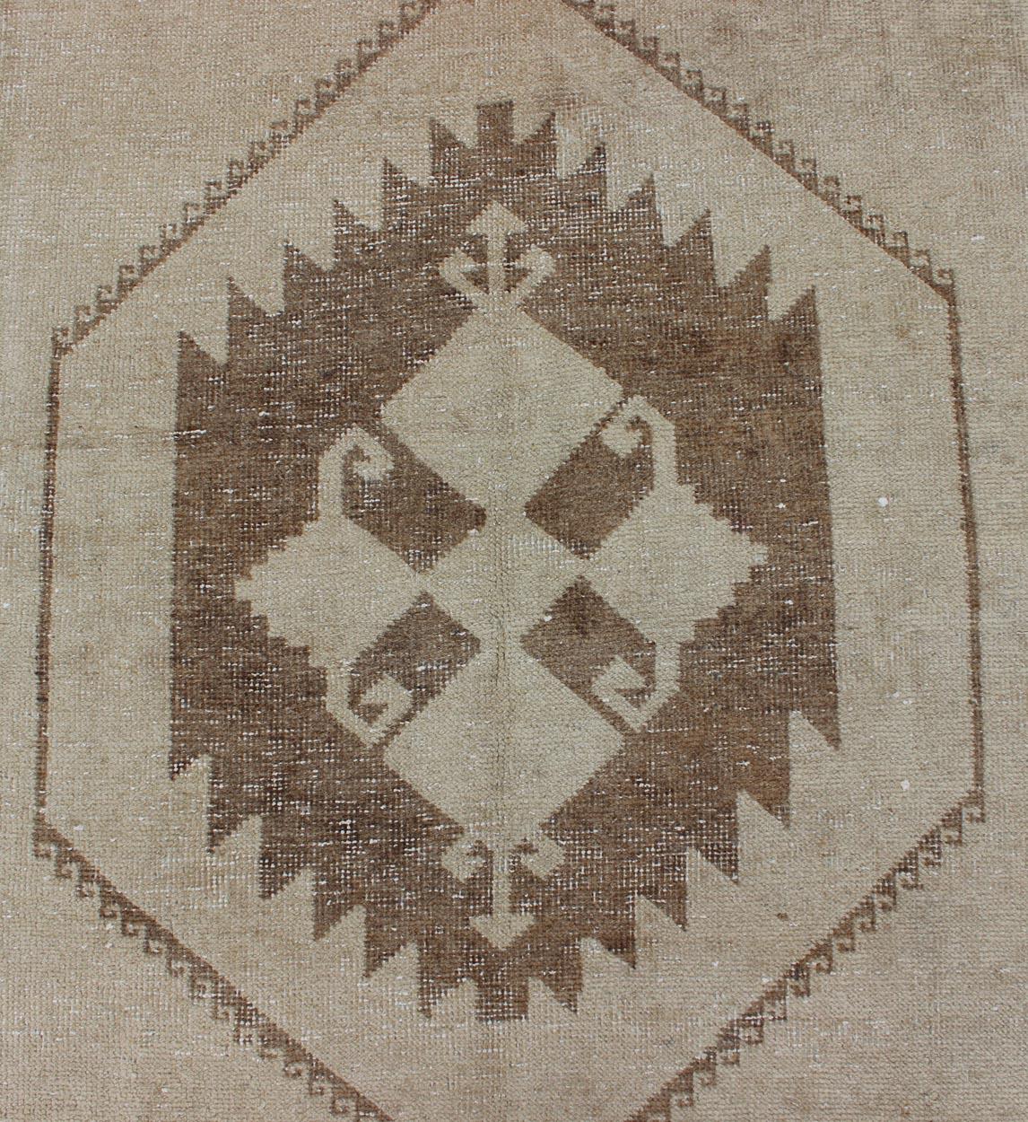Alfombra Turca Oushak Vintage con Tonos Topo, Arena y Nogal 3'1 x 11'5 Anudado a mano en venta