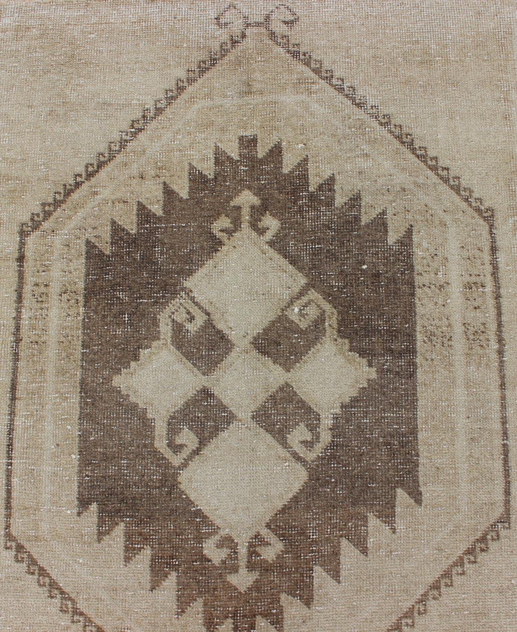 Alfombra Turca Oushak Vintage con Tonos Topo, Arena y Nogal 3'1 x 11'5 en Bueno estado para la venta en Atlanta, GA