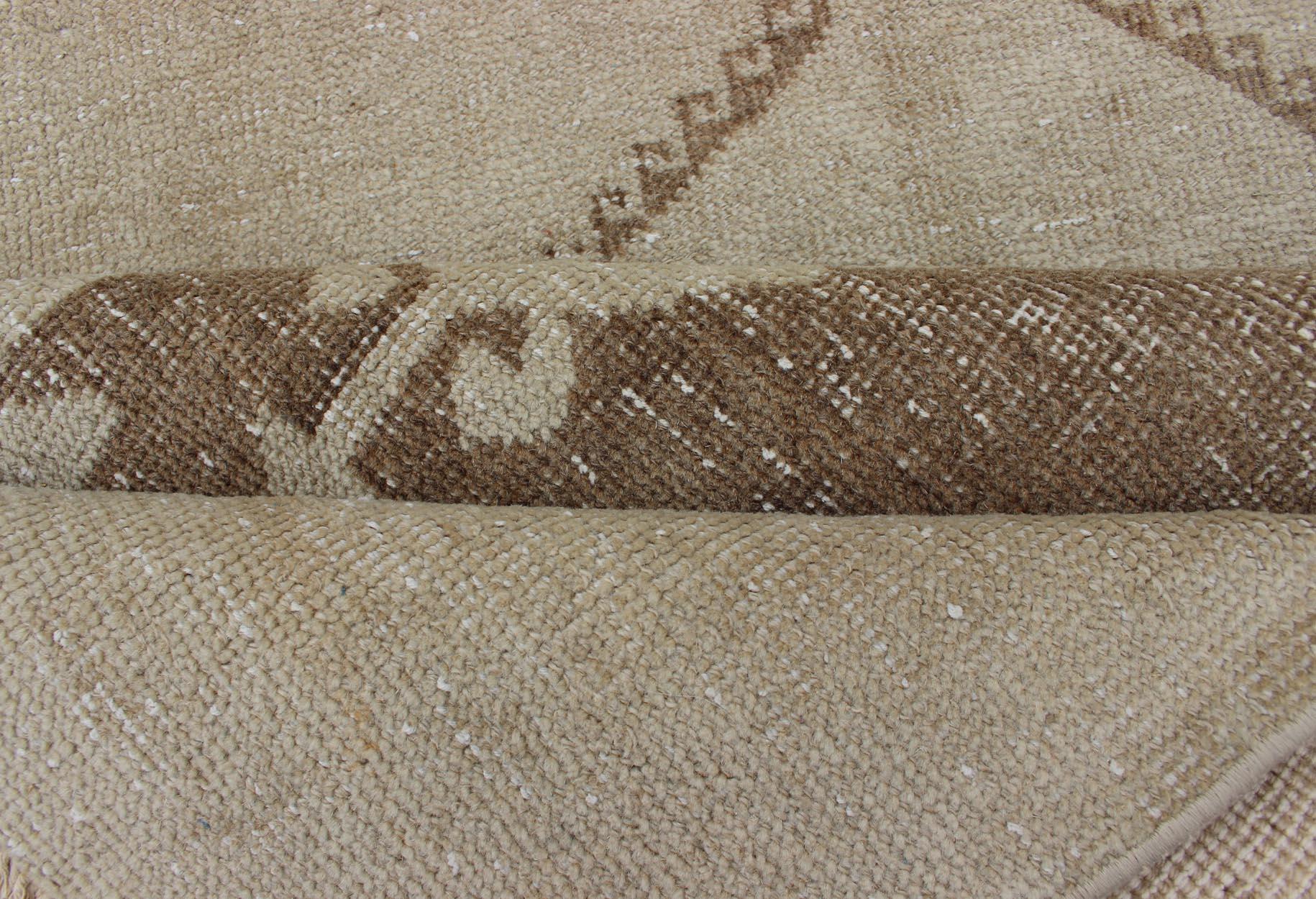 Alfombra Turca Oushak Vintage con Tonos Topo, Arena y Nogal 3'1 x 11'5 siglo XX en venta