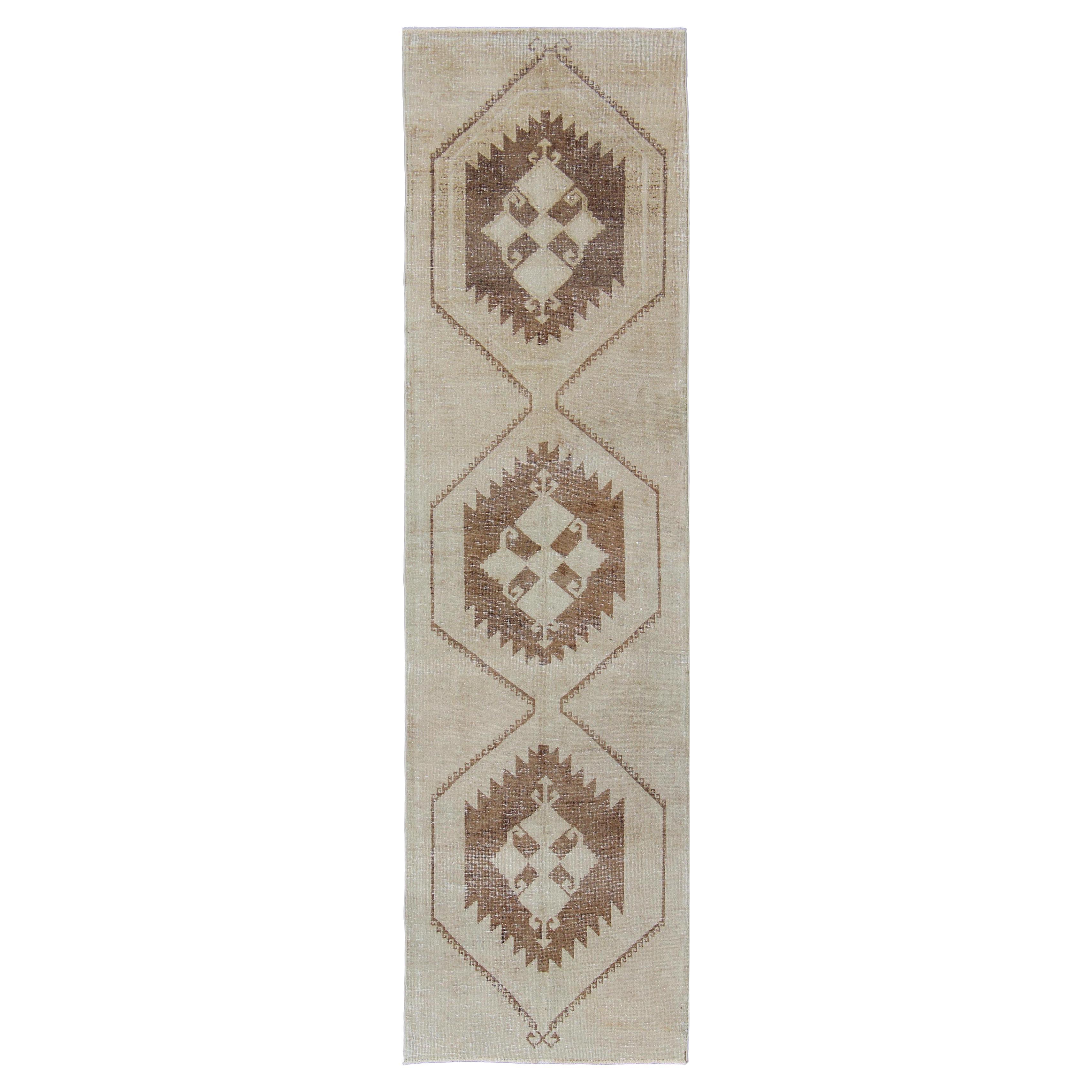 Alfombra Turca Oushak Vintage con Tonos Topo, Arena y Nogal 3'1 x 11'5 en venta