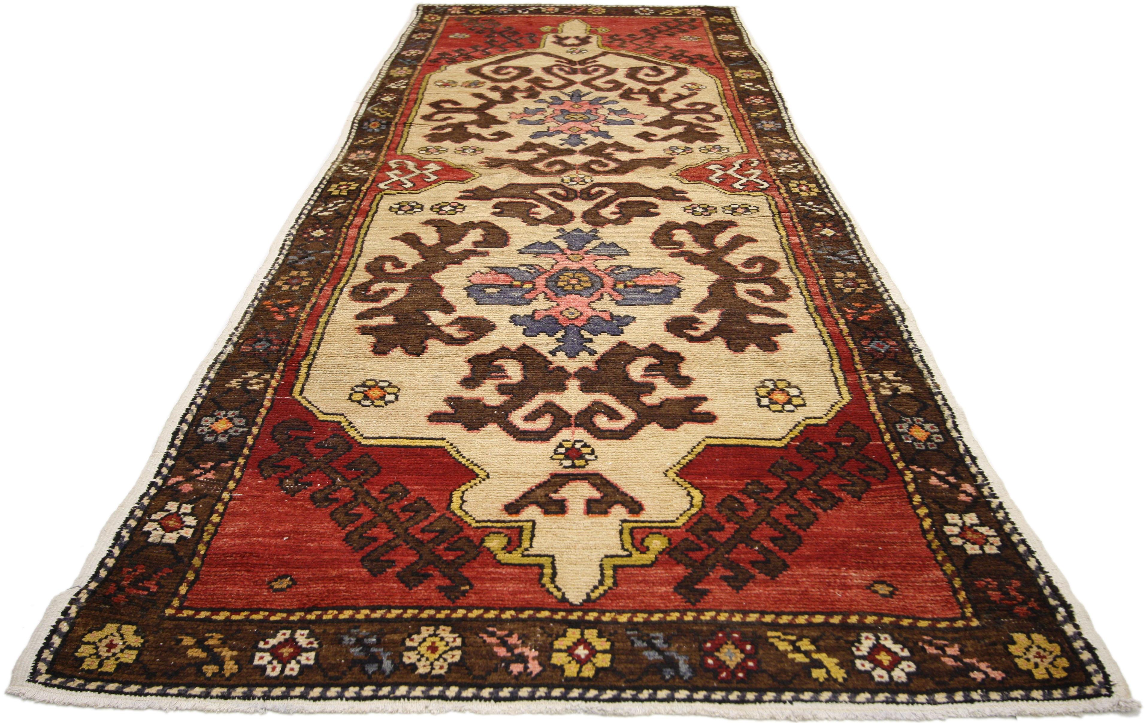 Vintage Turkish Oushak Runner with Traditional Modern Style, Hallway Runner In Good Condition For Sale In Dallas, TX