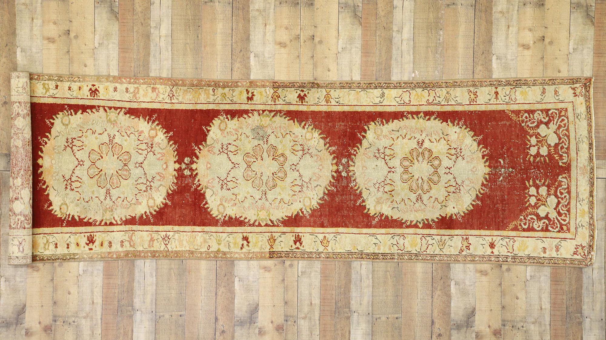 Laine Tapis de couloir turc Oushak vintage vieilli avec style provincial français et rococo en vente