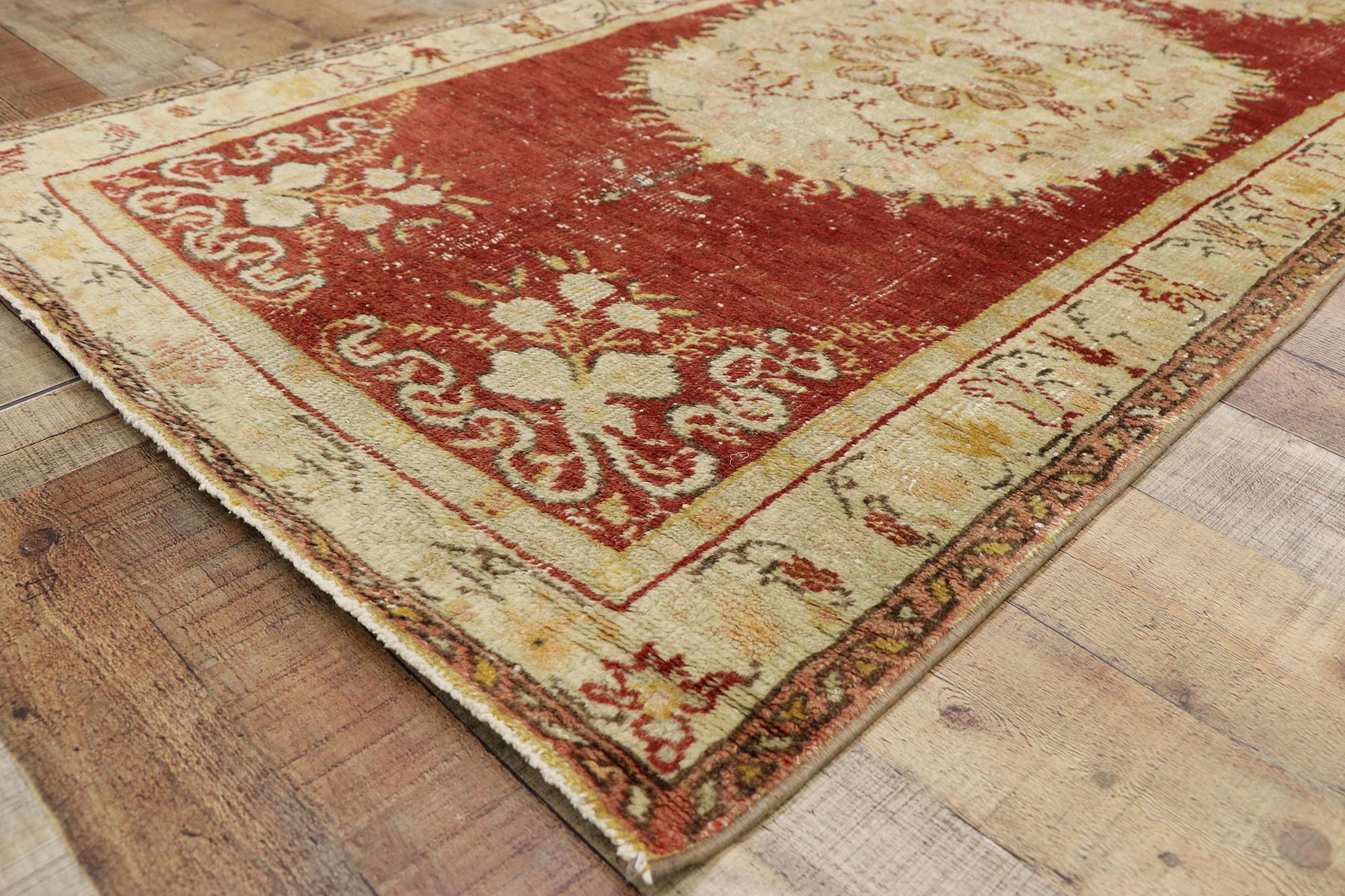 Tapis de couloir turc Oushak vintage vieilli avec style provincial français et rococo Abîmé - En vente à Dallas, TX