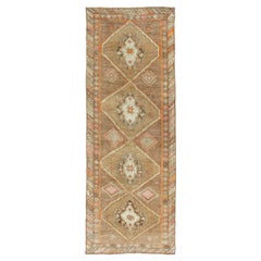 Tapis de couloir turc vintage Oushak avec médaillons tribaux dans des tons terreux