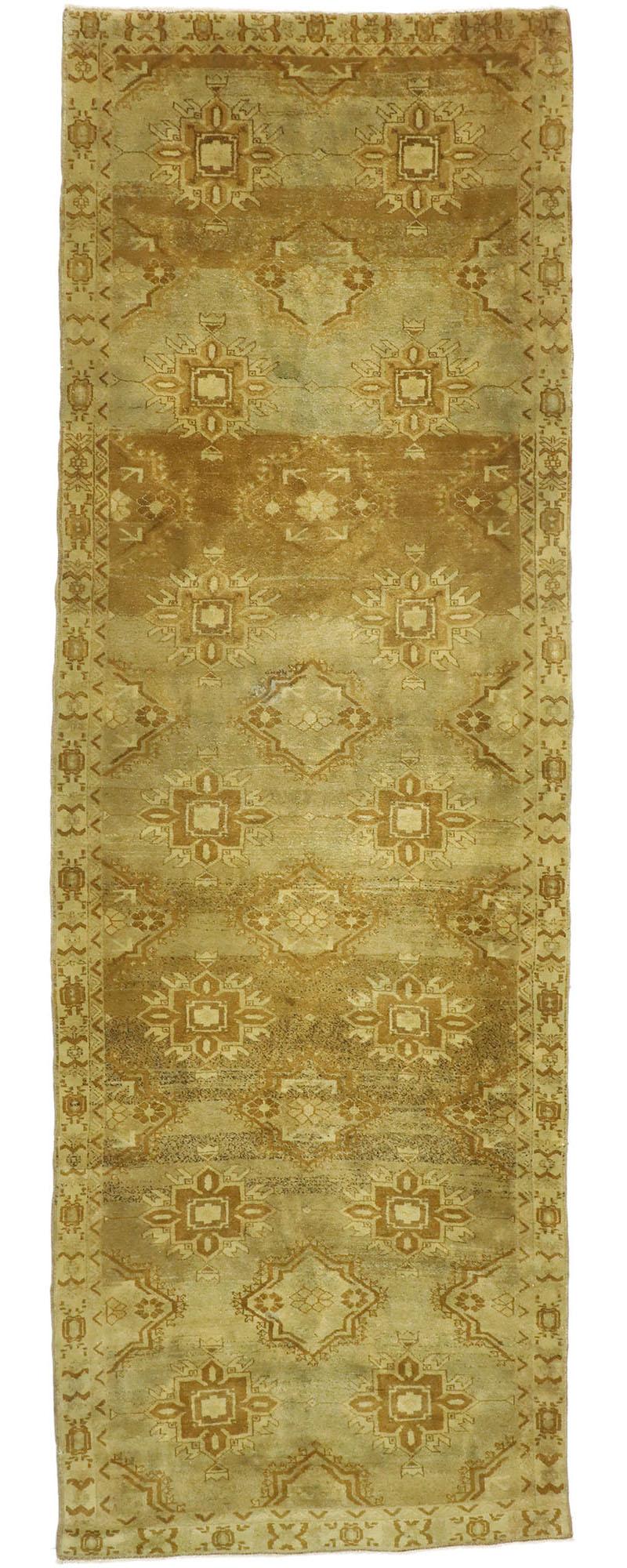 50024 Runner in Oushak turco vintage con stile Shaker Style moderno 04'04 x 12'06. Rappresentando un'elegante unione di tradizione e chic sofisticato, questo runner Oushak turco vintage in lana annodato a mano incarna magnificamente lo stile Shaker