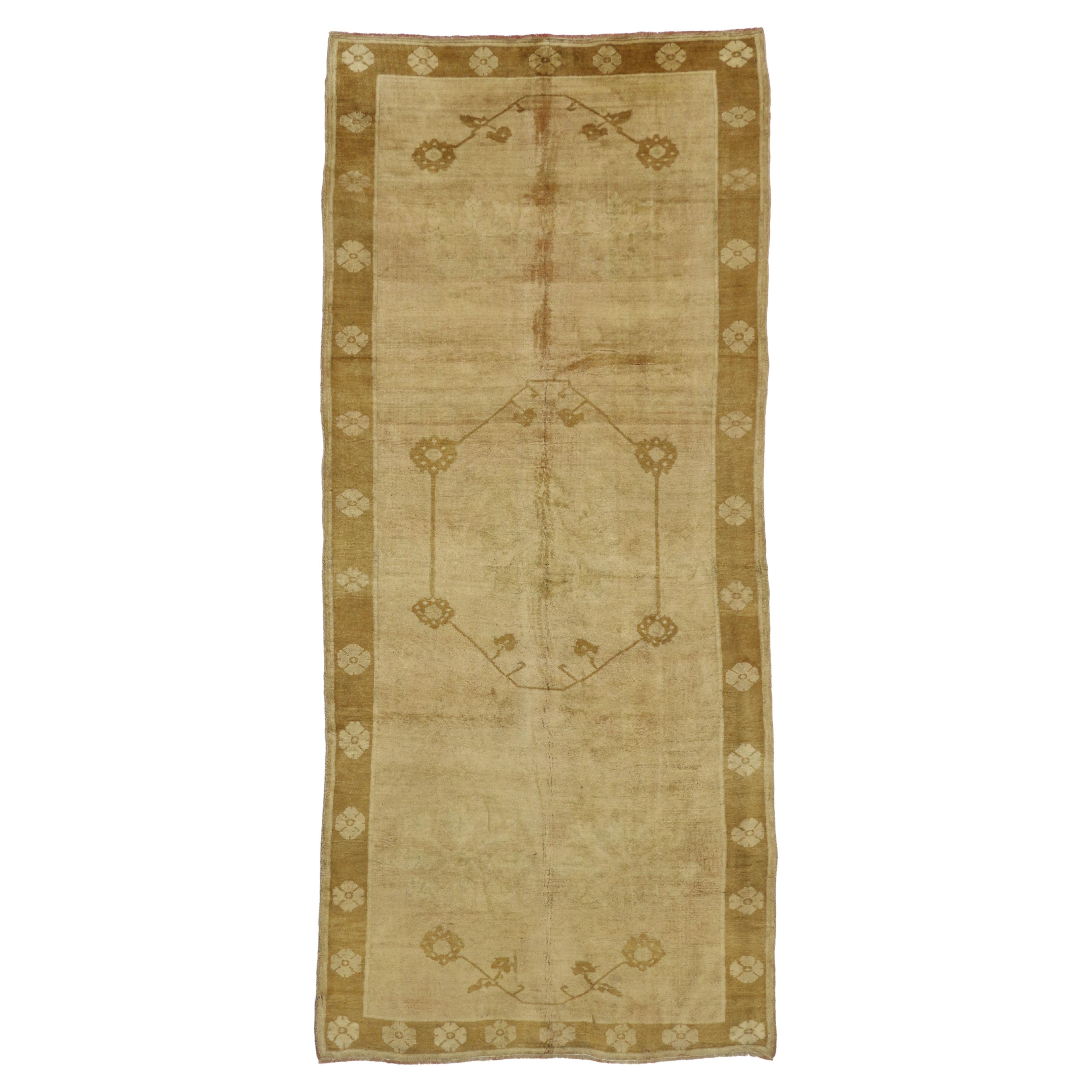 Tapis de couloir vintage turc Oushak aux couleurs chaudes et neutres, large tapis de couloir
