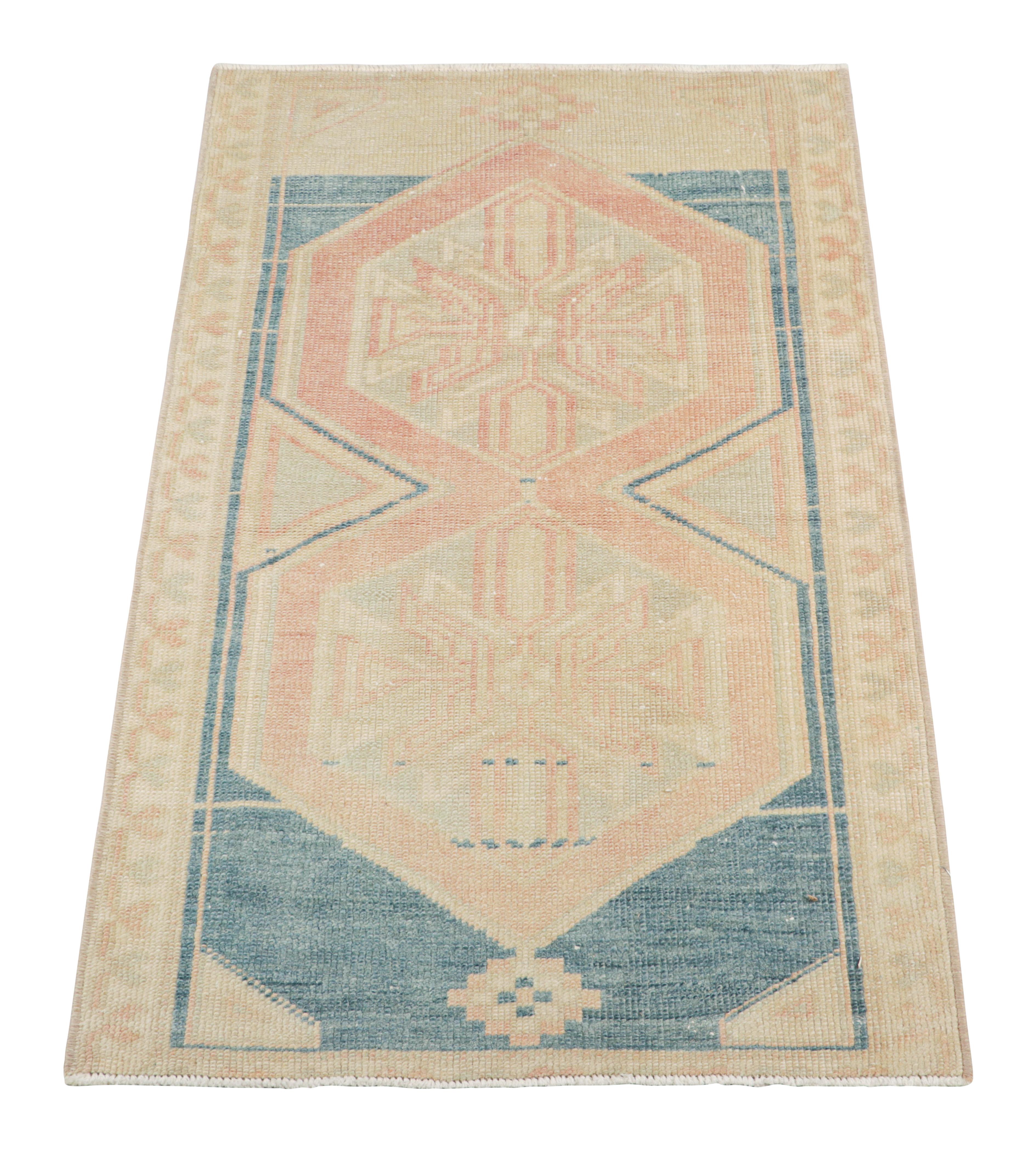 Fabriqué en laine nouée à la main et originaire de Turquie vers 1950-1960, ce tapis vintage de 2 x 3 en format cadeau est l'une des rares pièces surteintées et lavées à l'ancienne d'une nouvelle collection spéciale de jeunes pièces vintage de Rug &