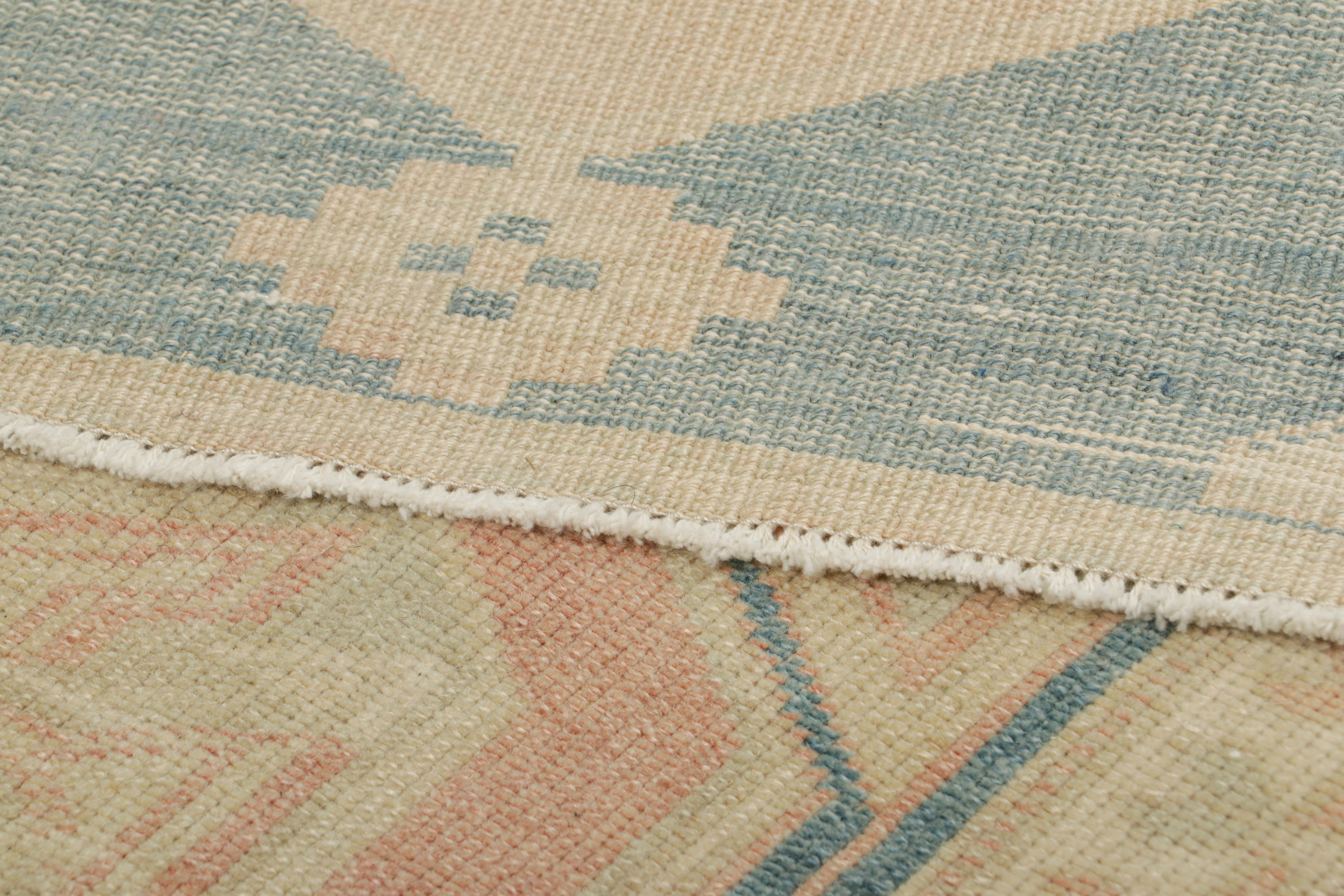 Turc Tapis turc de style Oushak bleu et crème avec médaillon  Rug & Kilim en vente