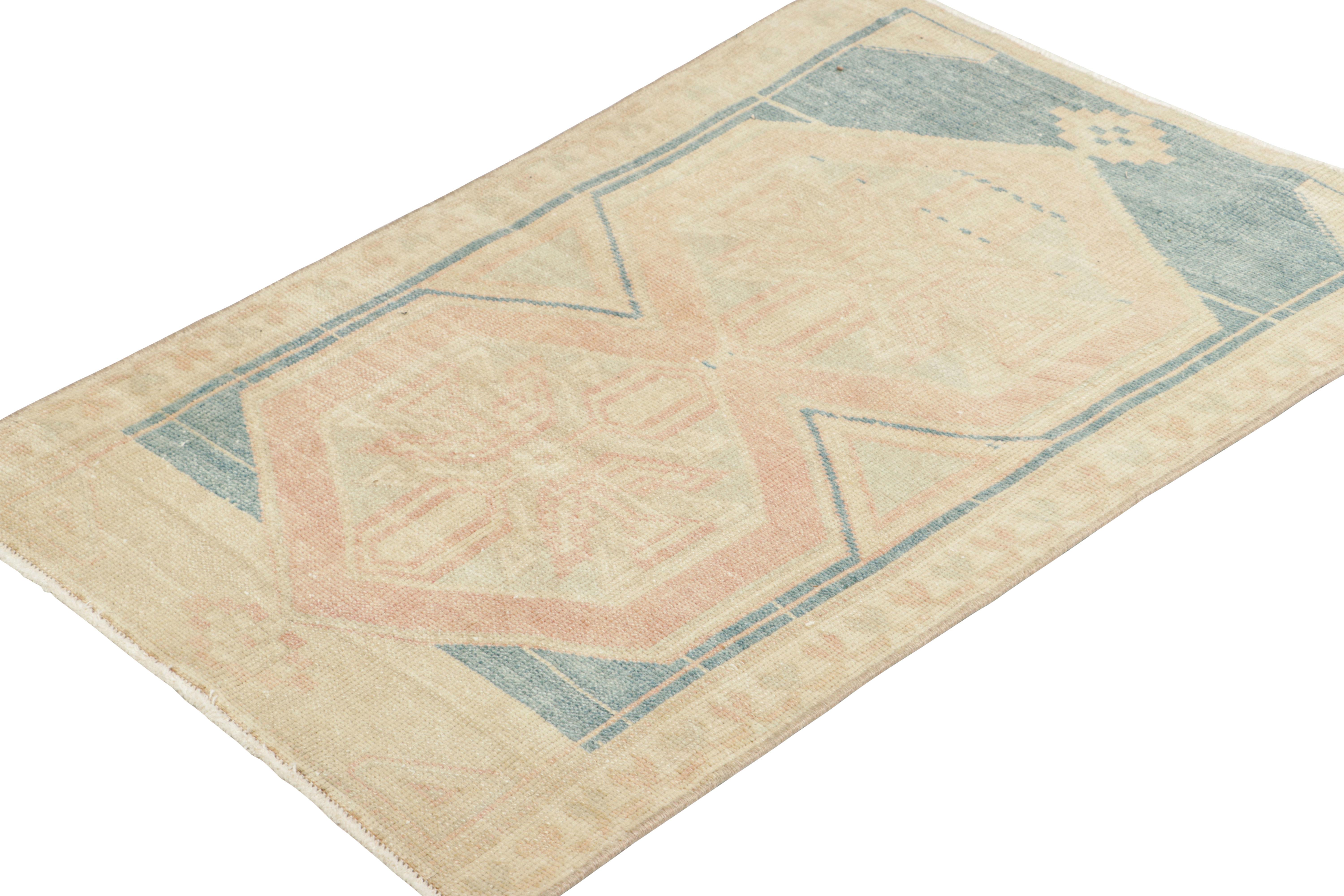Tapis turc de style Oushak bleu et crème avec médaillon  Rug & Kilim Bon état - En vente à Long Island City, NY