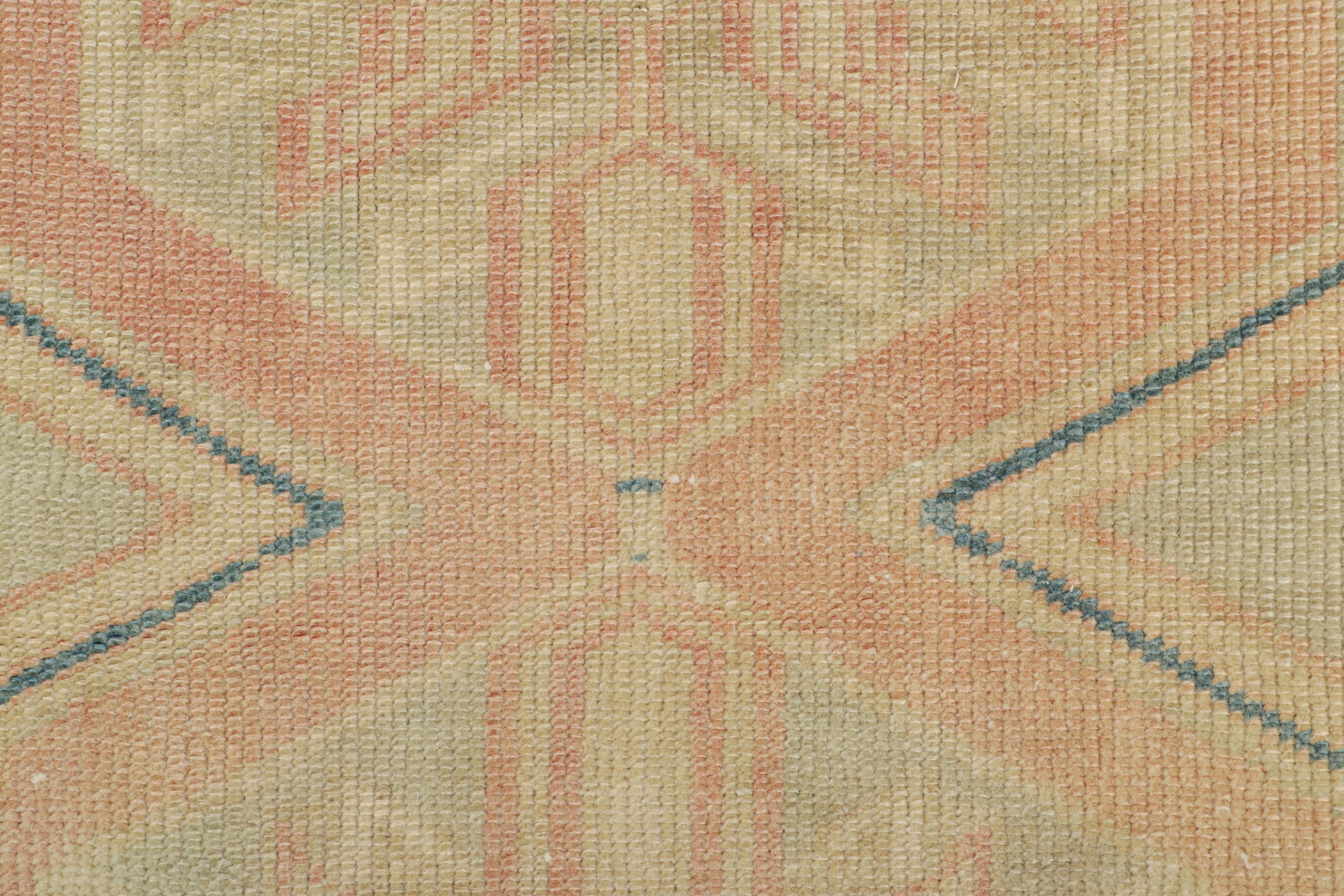 Milieu du XXe siècle Tapis turc de style Oushak bleu et crème avec médaillon  Rug & Kilim en vente