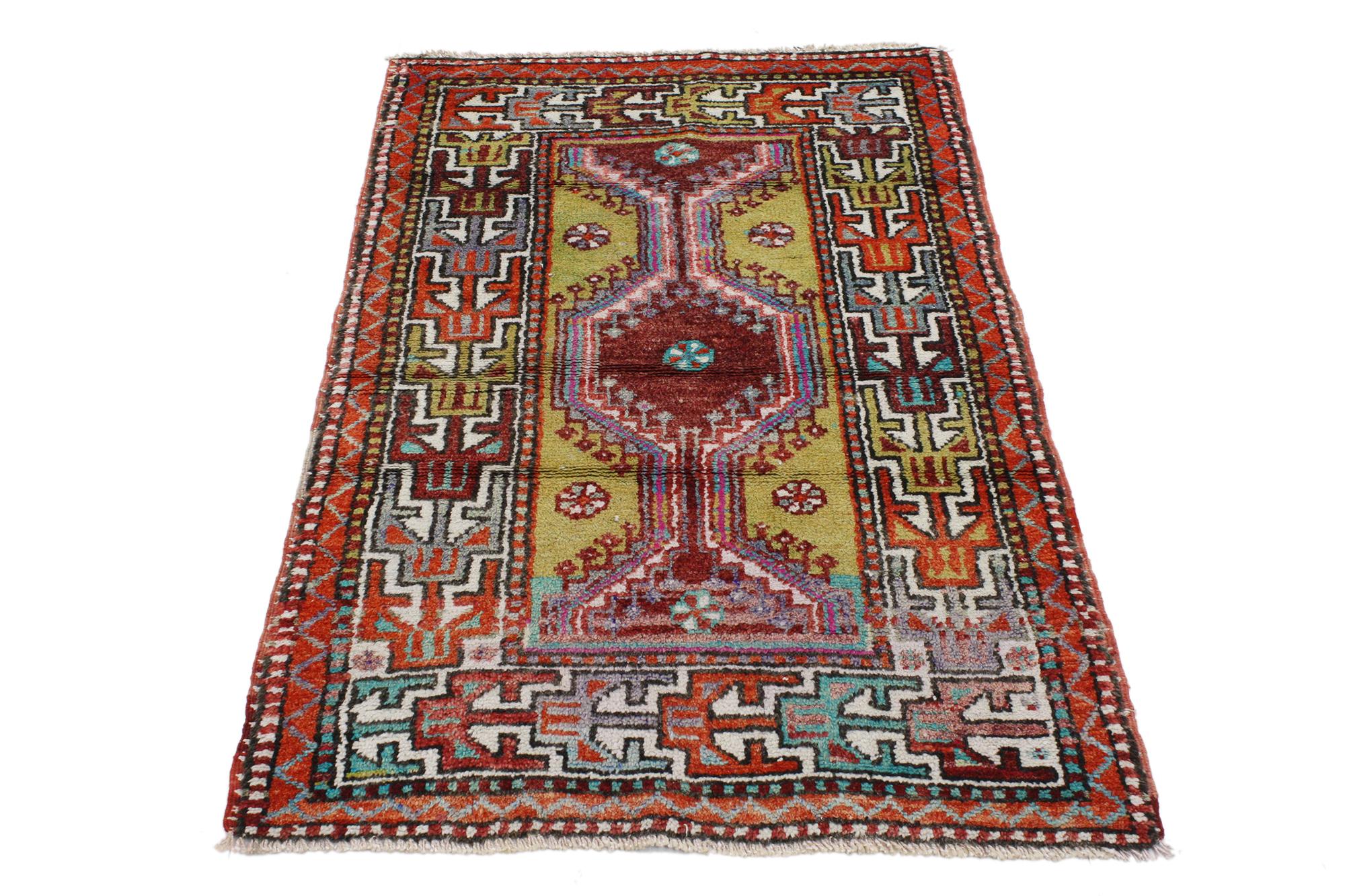 Vintage Turkish Oushak Throw Rug, Anatolian Yuntdag Rug In Good Condition For Sale In Dallas, TX